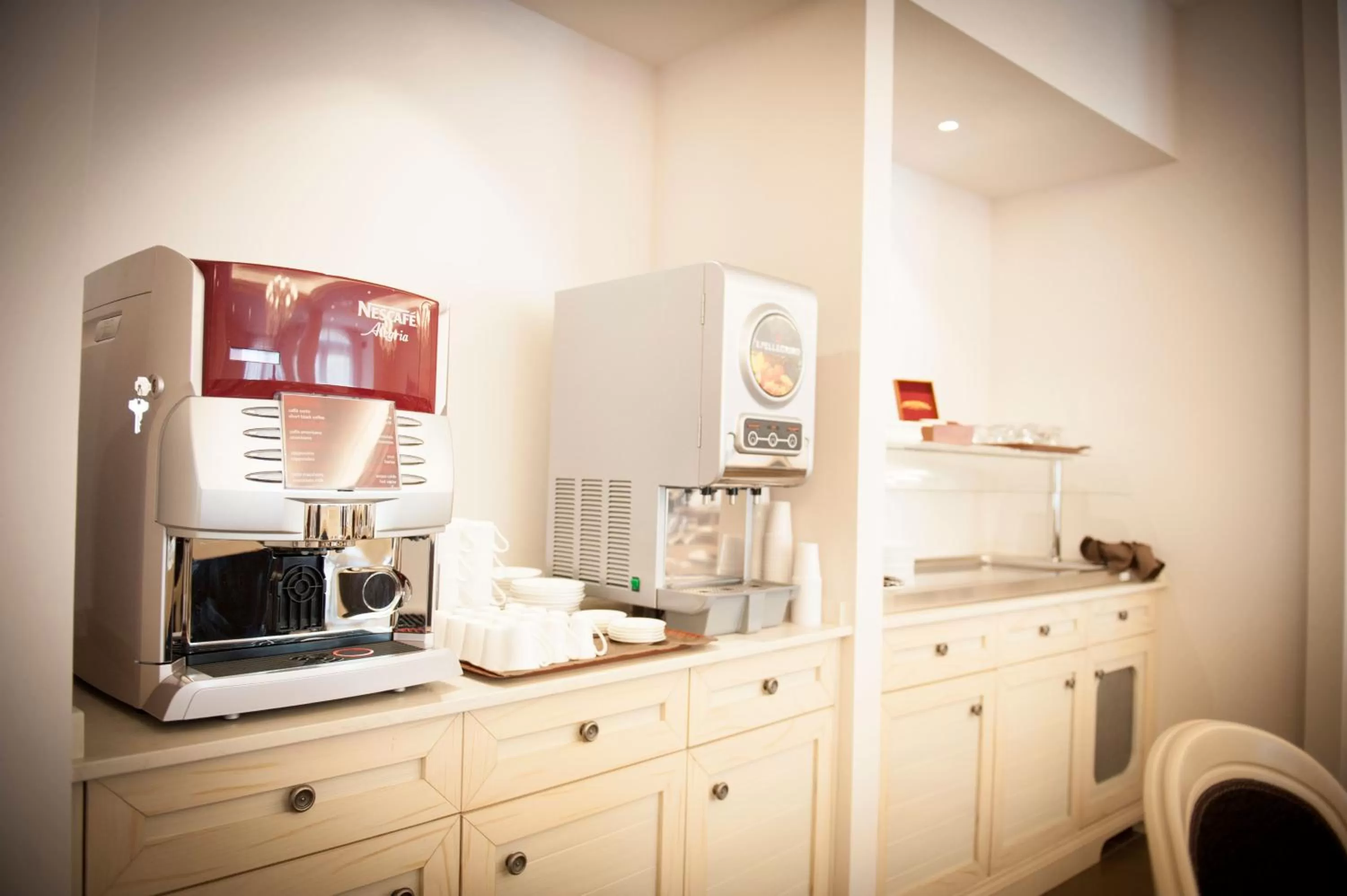 Restaurant/places to eat in Hotel Fini