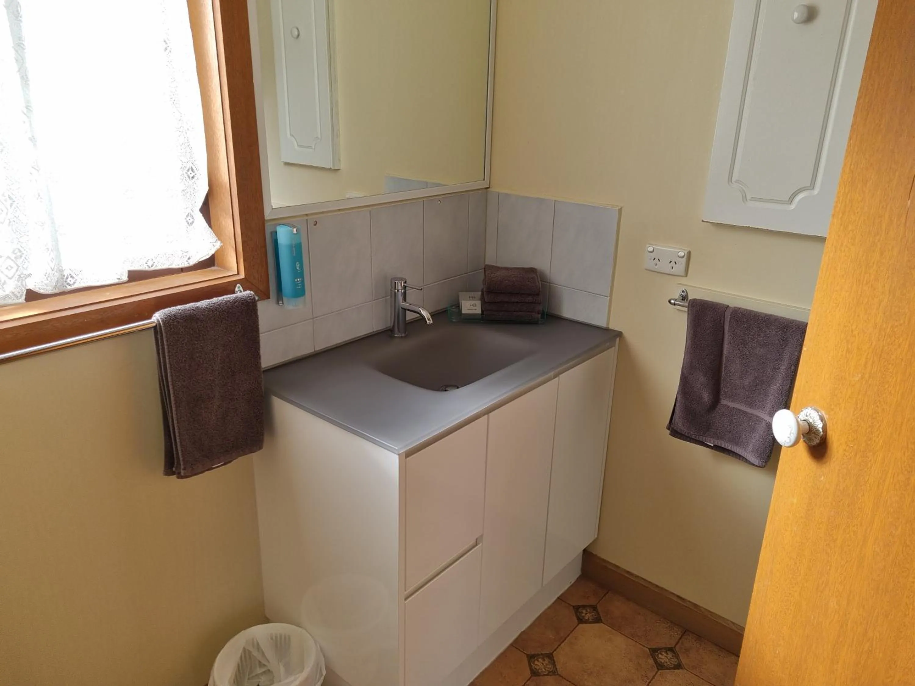 Bathroom in Golden Heritage Apartments Beechworth