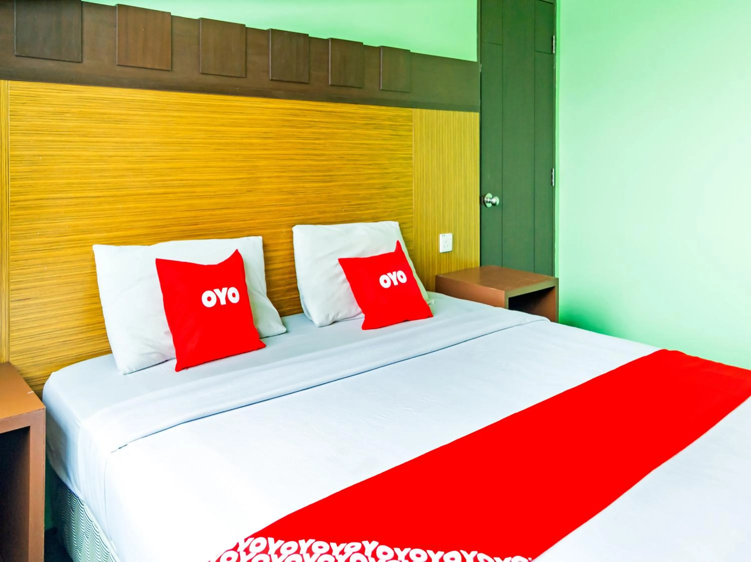 Bedroom, Bed in OYO 89408 Royal Hotel