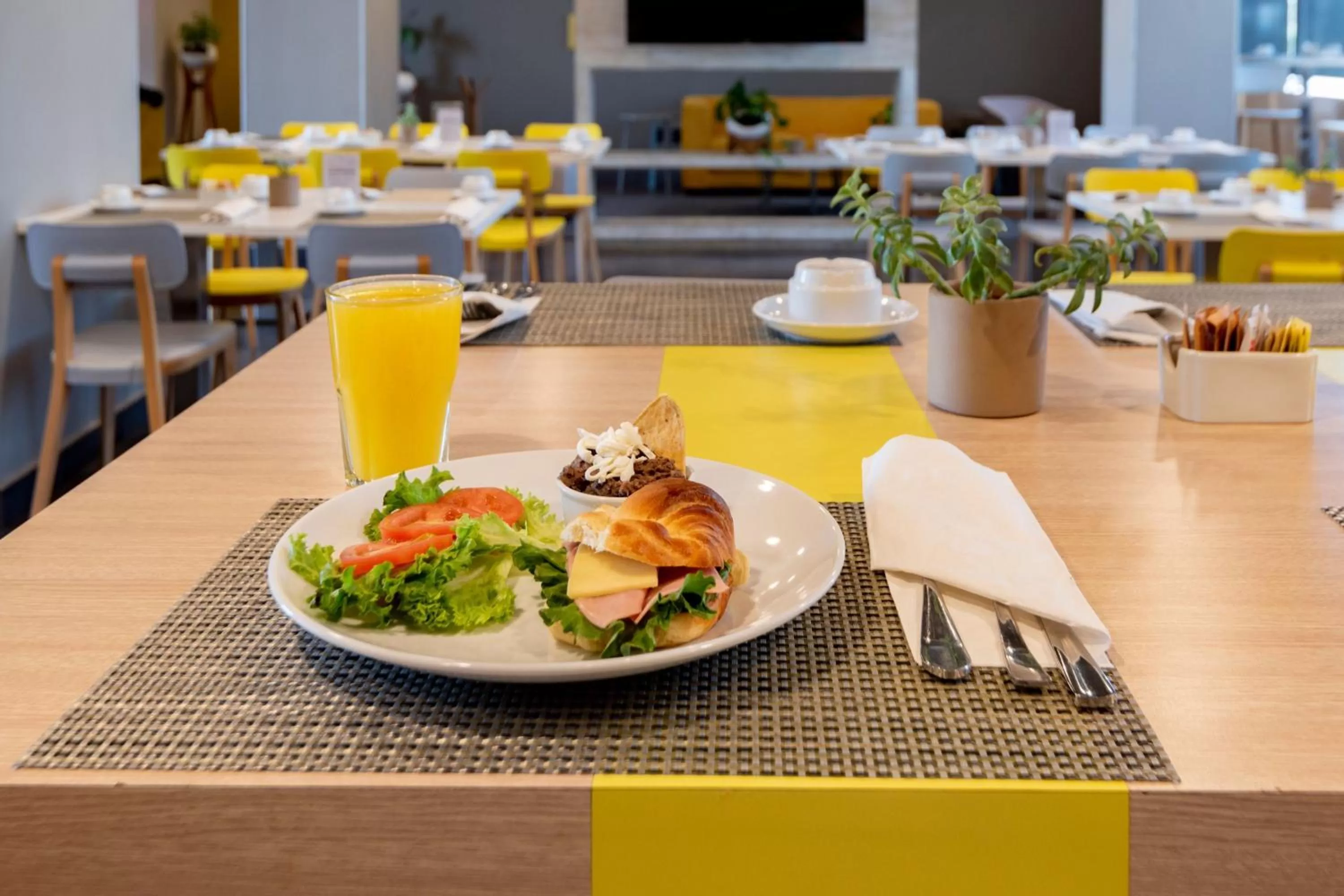 Restaurant/places to eat in City Express Plus by Marriott Guadalajara Palomar