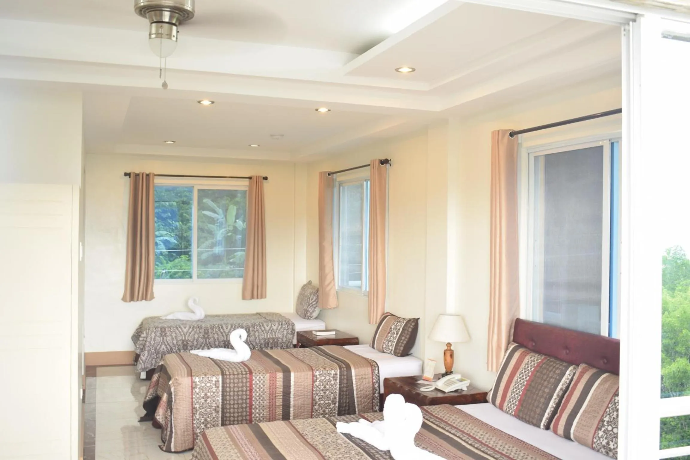 Villa de Sierra Vista Bay and Mountain View Inn