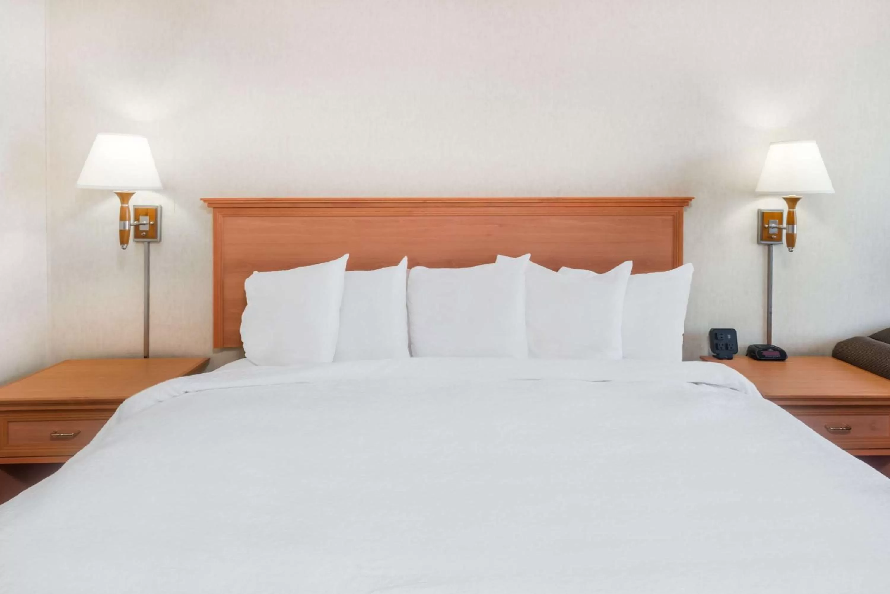 Photo of the whole room in Howard Johnson by Wyndham Gillette