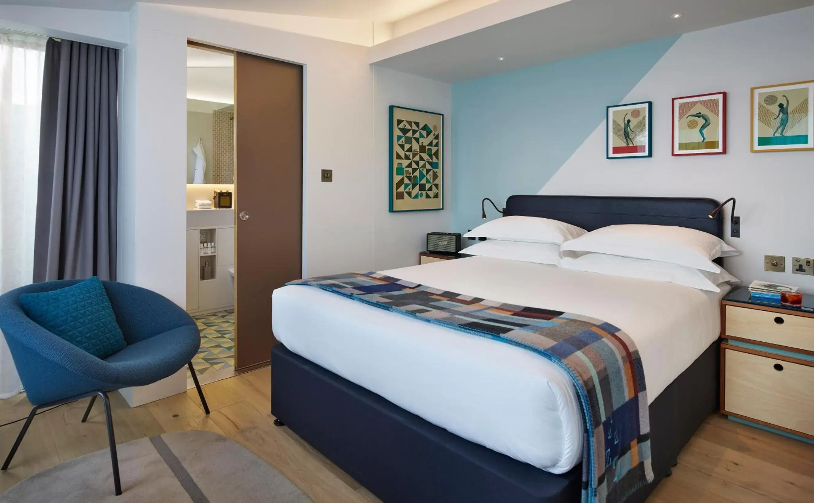 Rooftop Queen in Marrable's Farringdon Hotel Rooftop Queen in Marrable's Farringdon Hotel