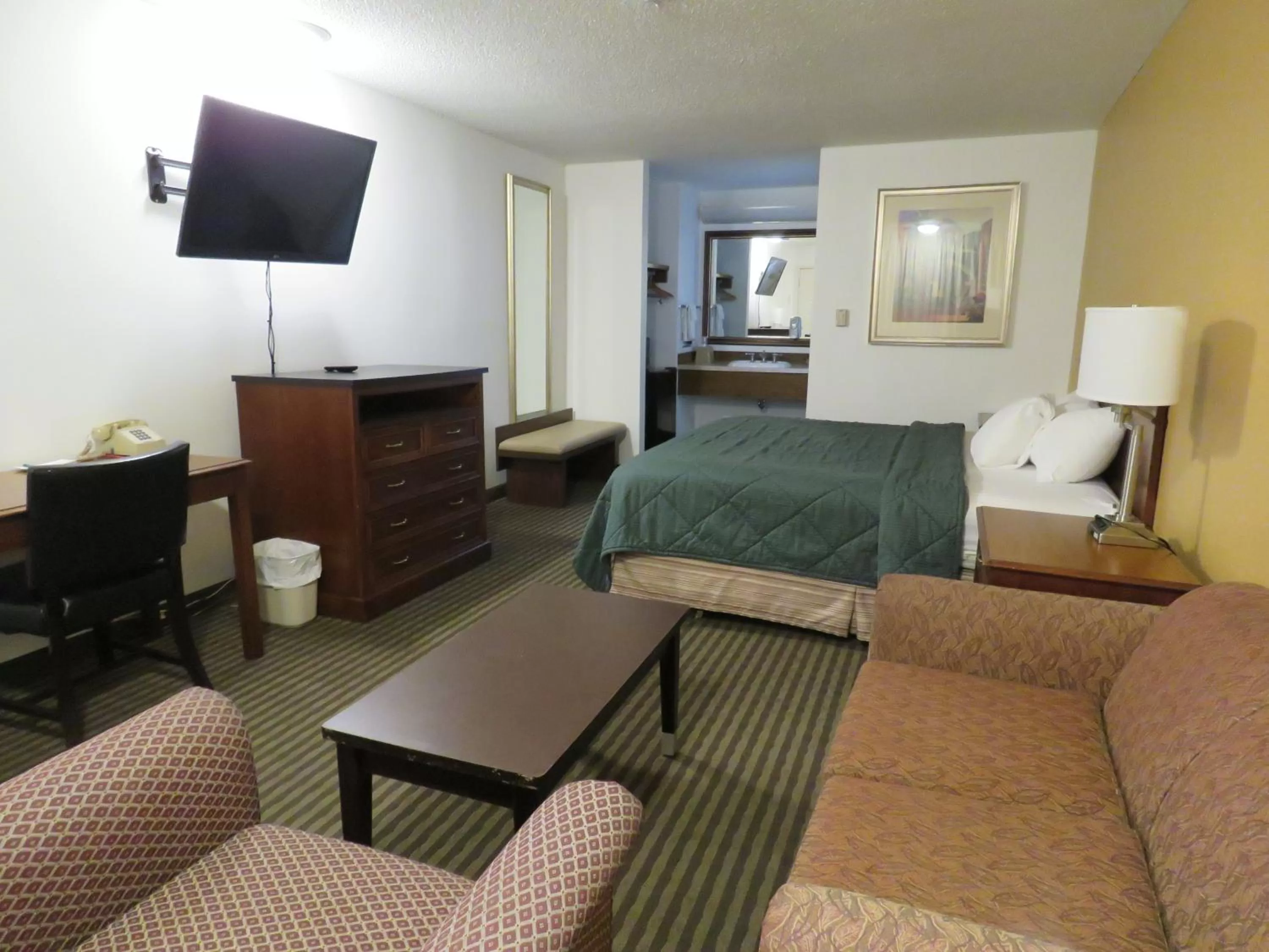 Seating area, Bed in Thunderbird Motel