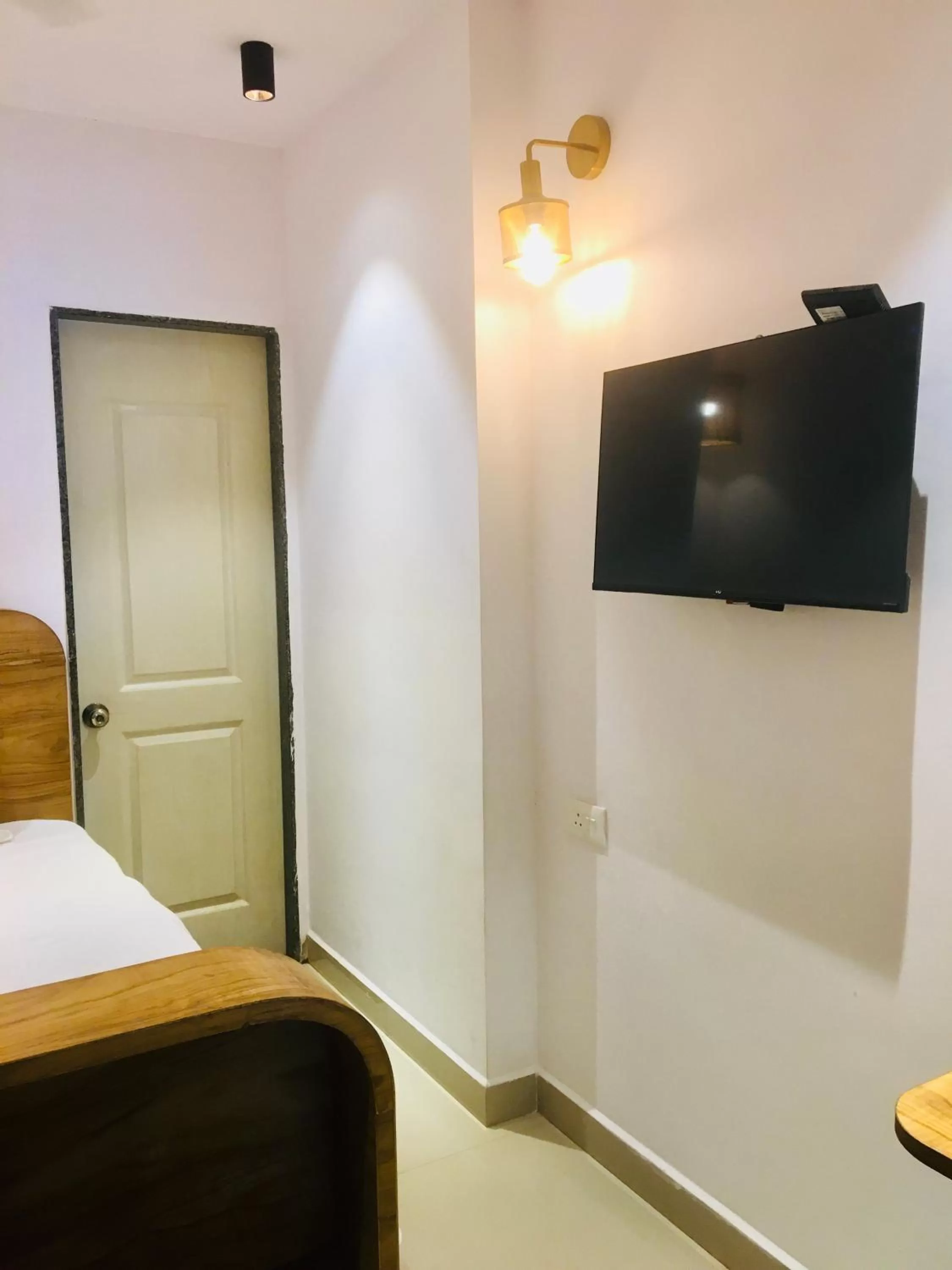 Bedroom, TV/Entertainment Center in HALF Hotel, Calangute