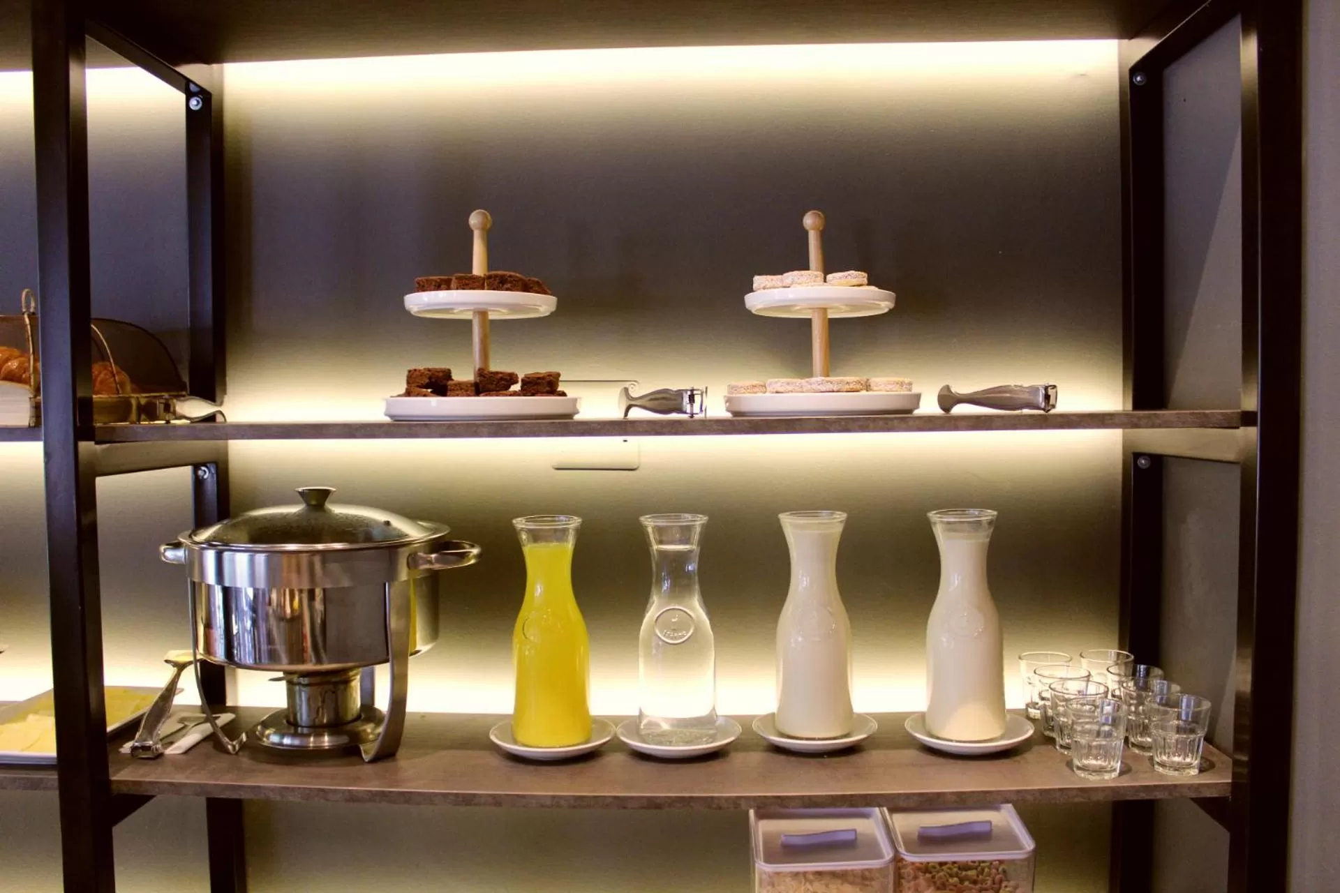 Buffet breakfast in Soltigua Apart Hotel Mendoza