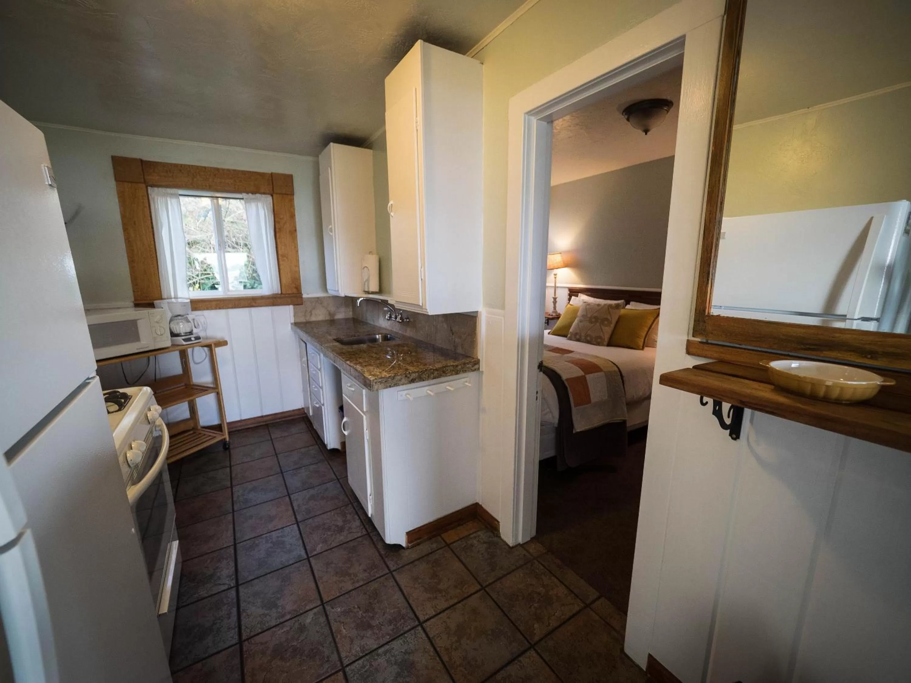 Kitchen or kitchenette in Agate Beach Motel