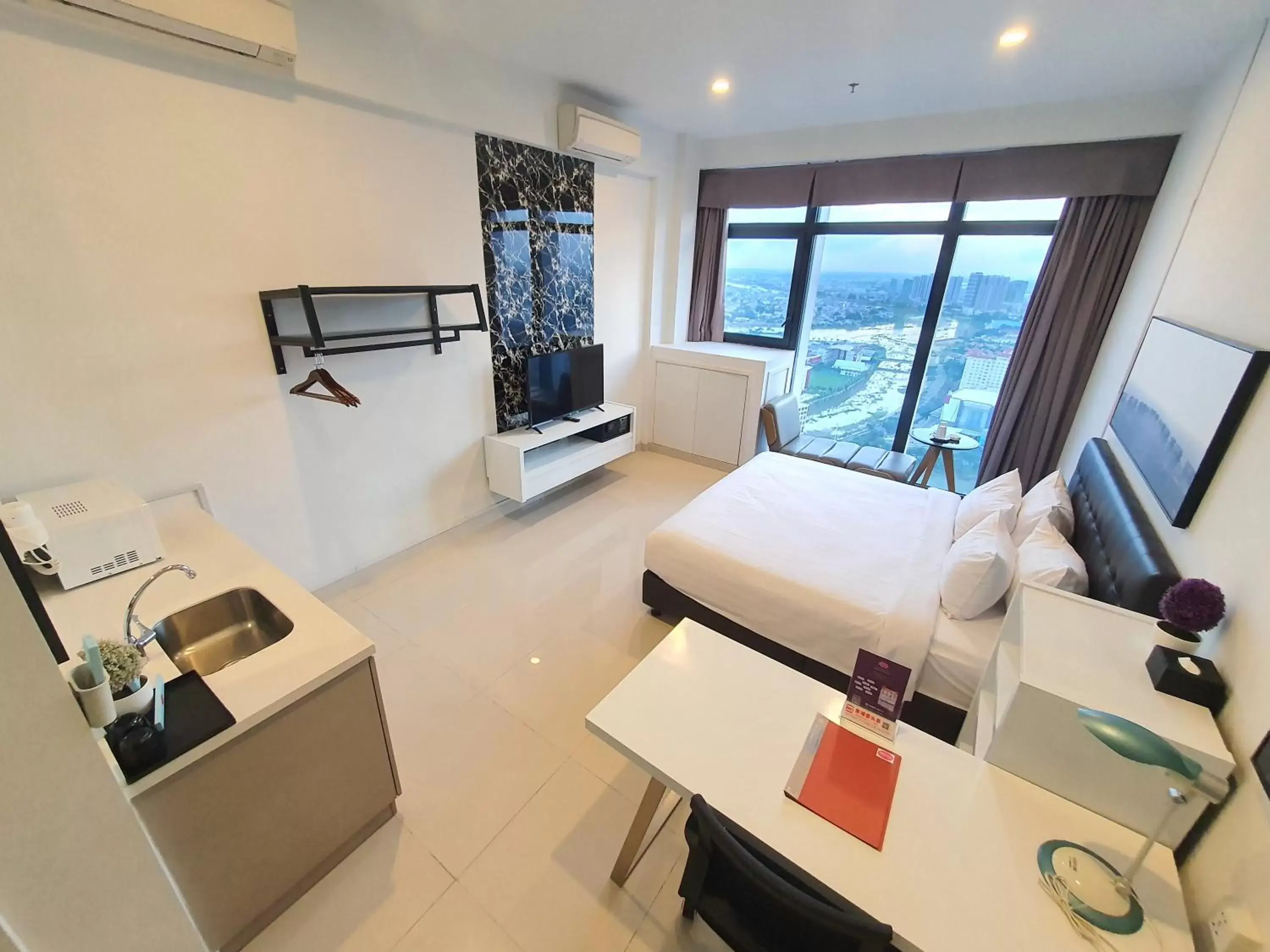 Superior King Room with City View in The Bridge Club Superior King Room with City View in The Bridge Club