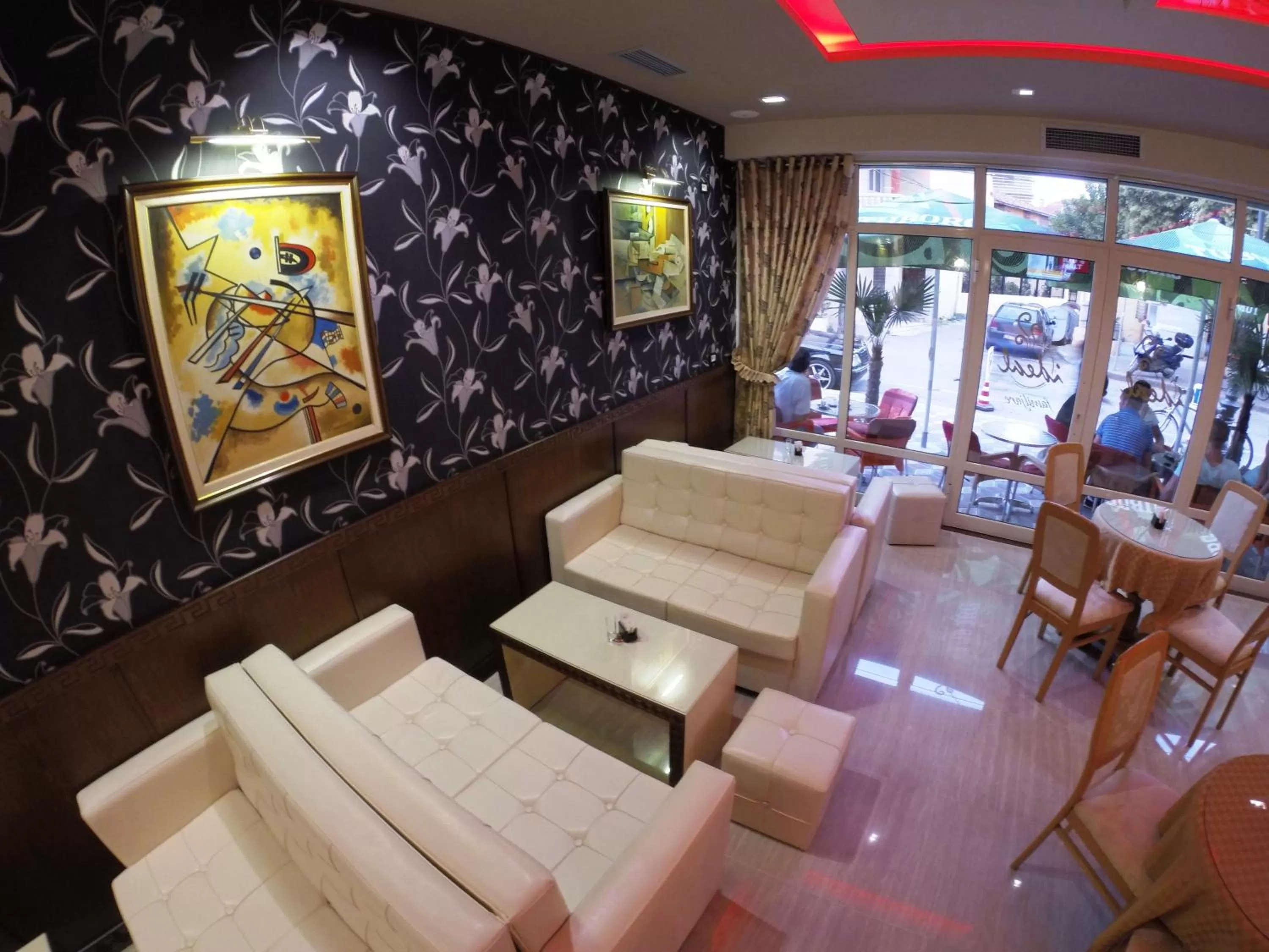 Restaurant/Places to Eat in Hotel Ideal