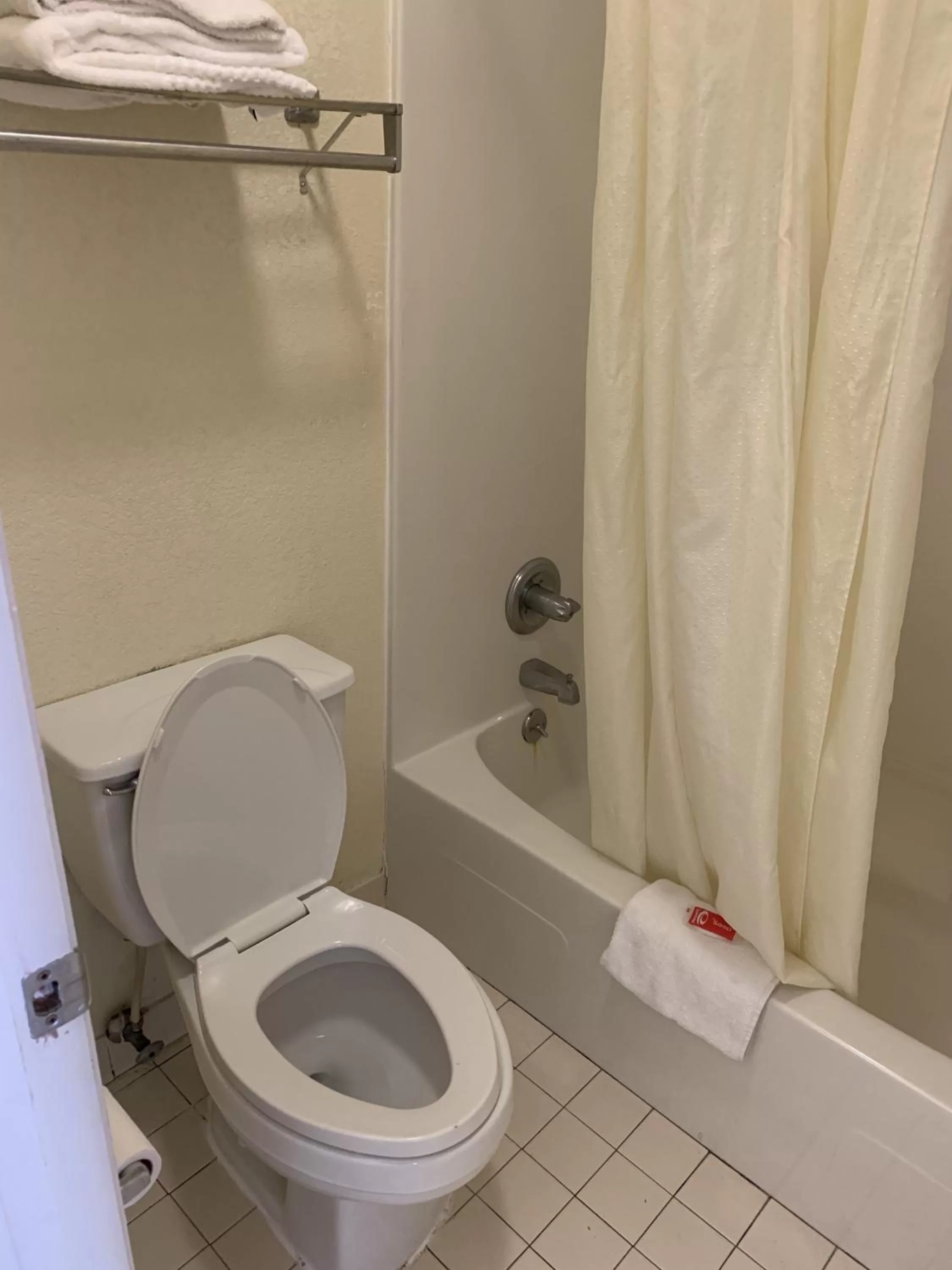 Bathroom in Econo Lodge Dothan West