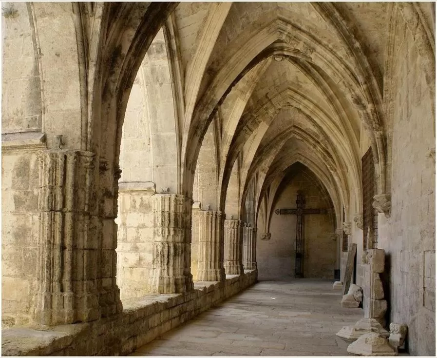Nearby landmark, Facade/Entrance in Kyriad Direct Beziers Centre