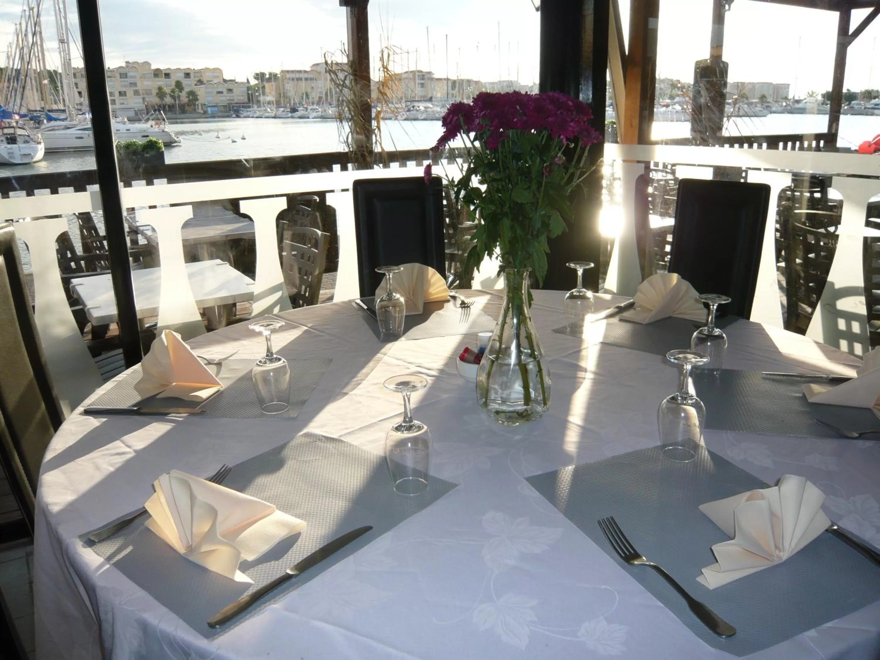 Restaurant/places to eat in Hôtel Port Beach