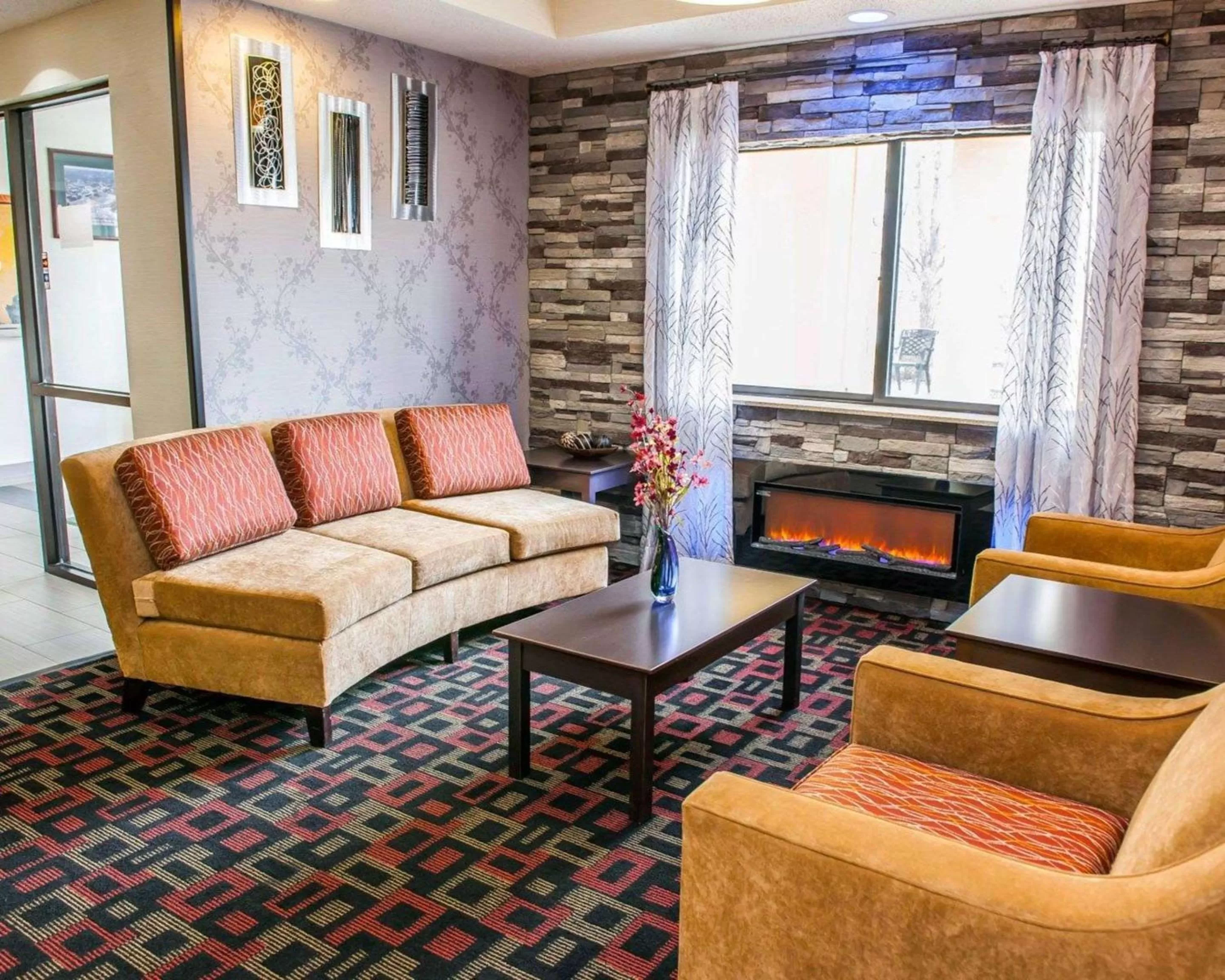 Lobby or reception, Seating Area in Quality Inn & Suites South Bend Airport