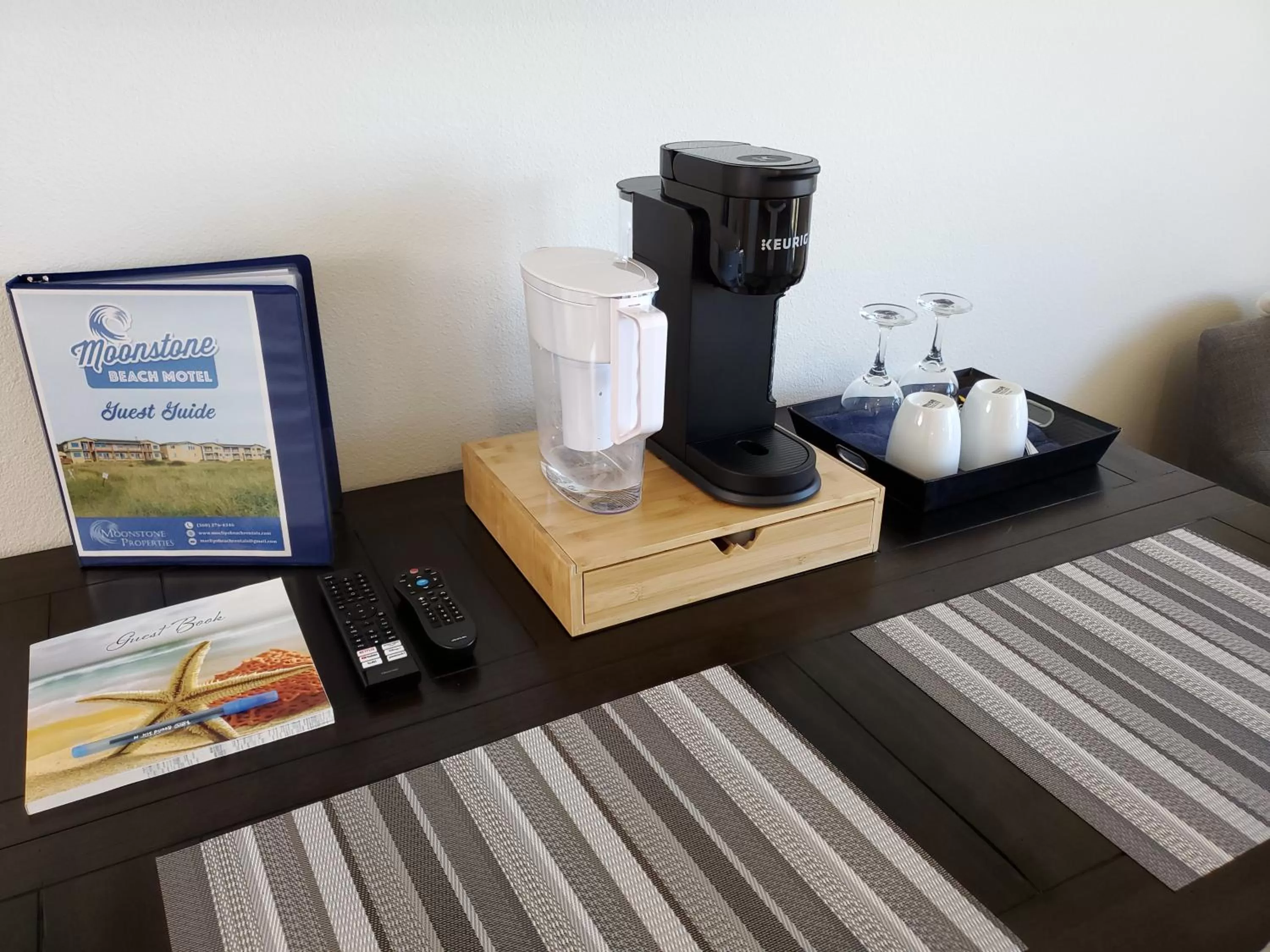 Coffee/tea facilities, Bed in Moonstone Beach Motel