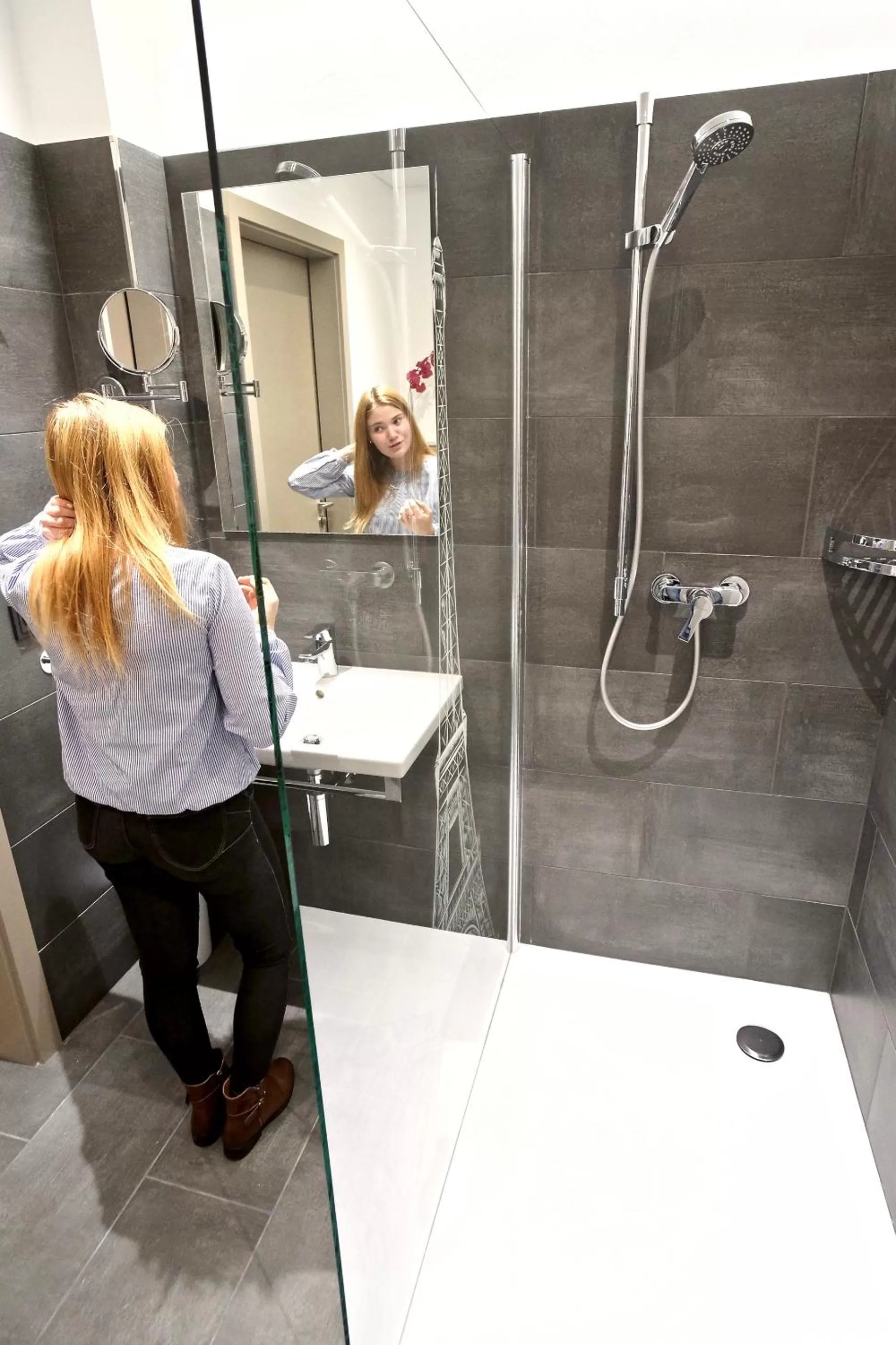 Shower, Bathroom in Bahnhof-Erzingen, hotel, coffee & more