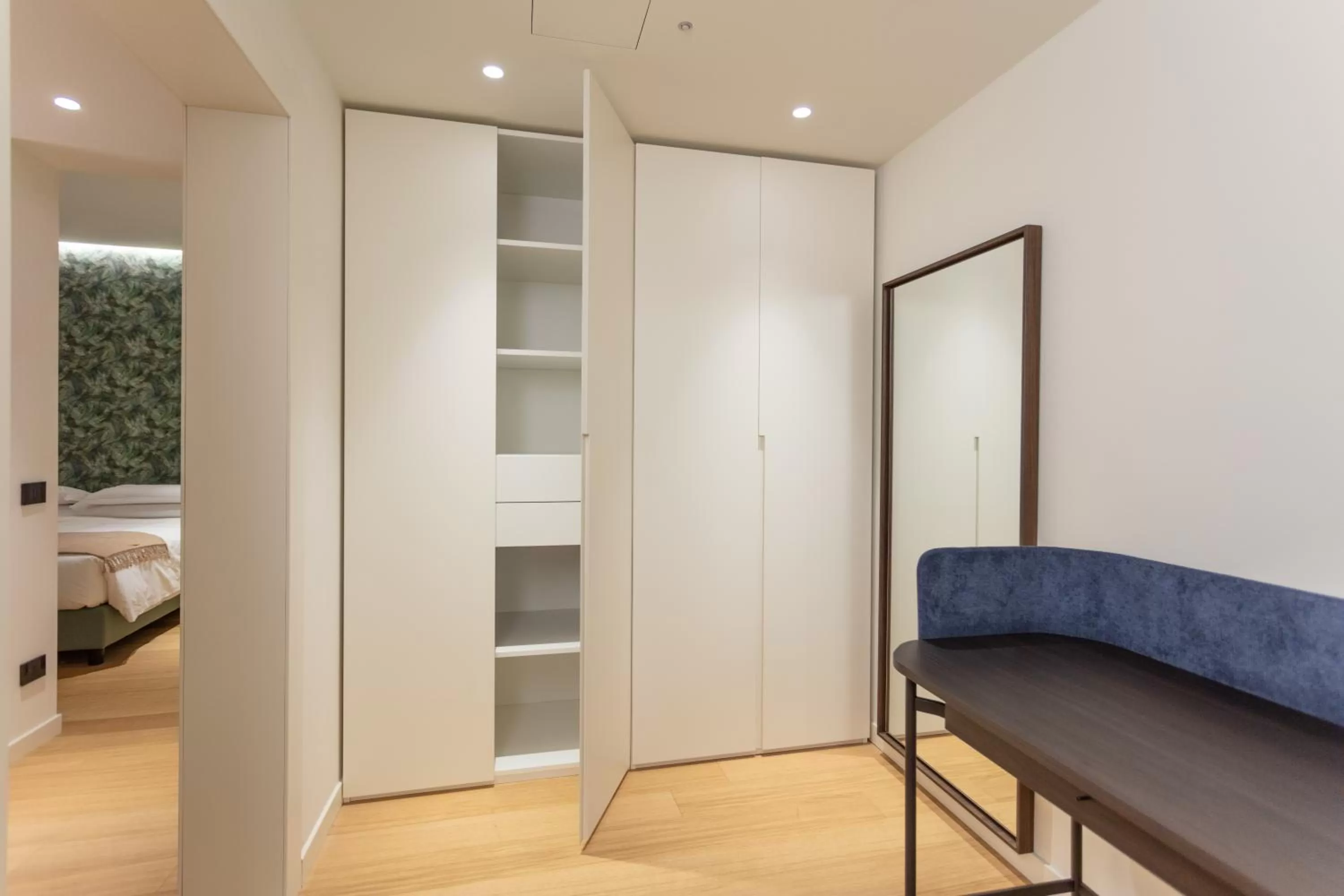 wardrobe, Bed in Sant'Ambrogio Apartments, Reception h24