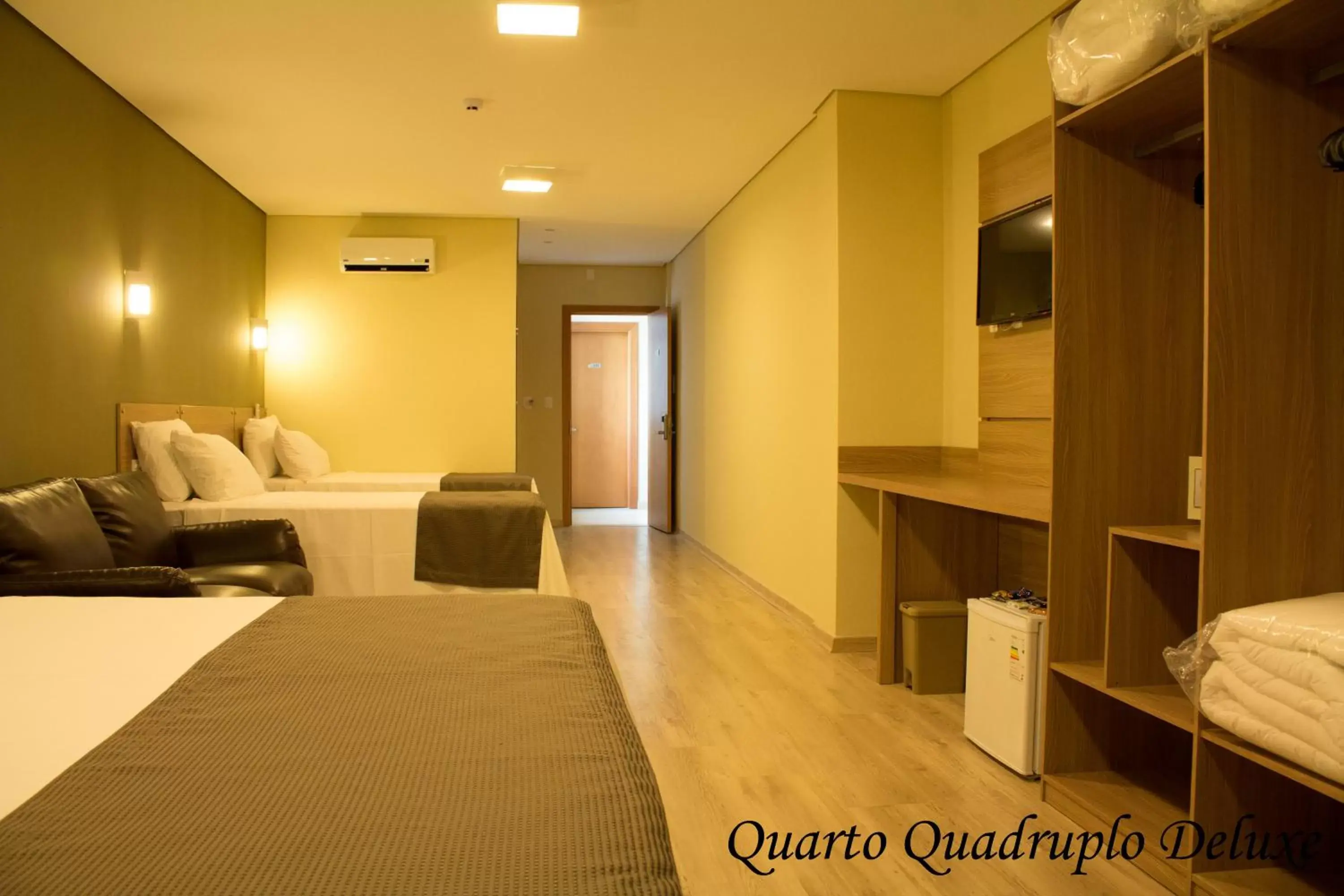 Deluxe Quadruple Room in Minas Platinum Hotel & Convention Deluxe Quadruple Room in Minas Platinum Hotel & Convention