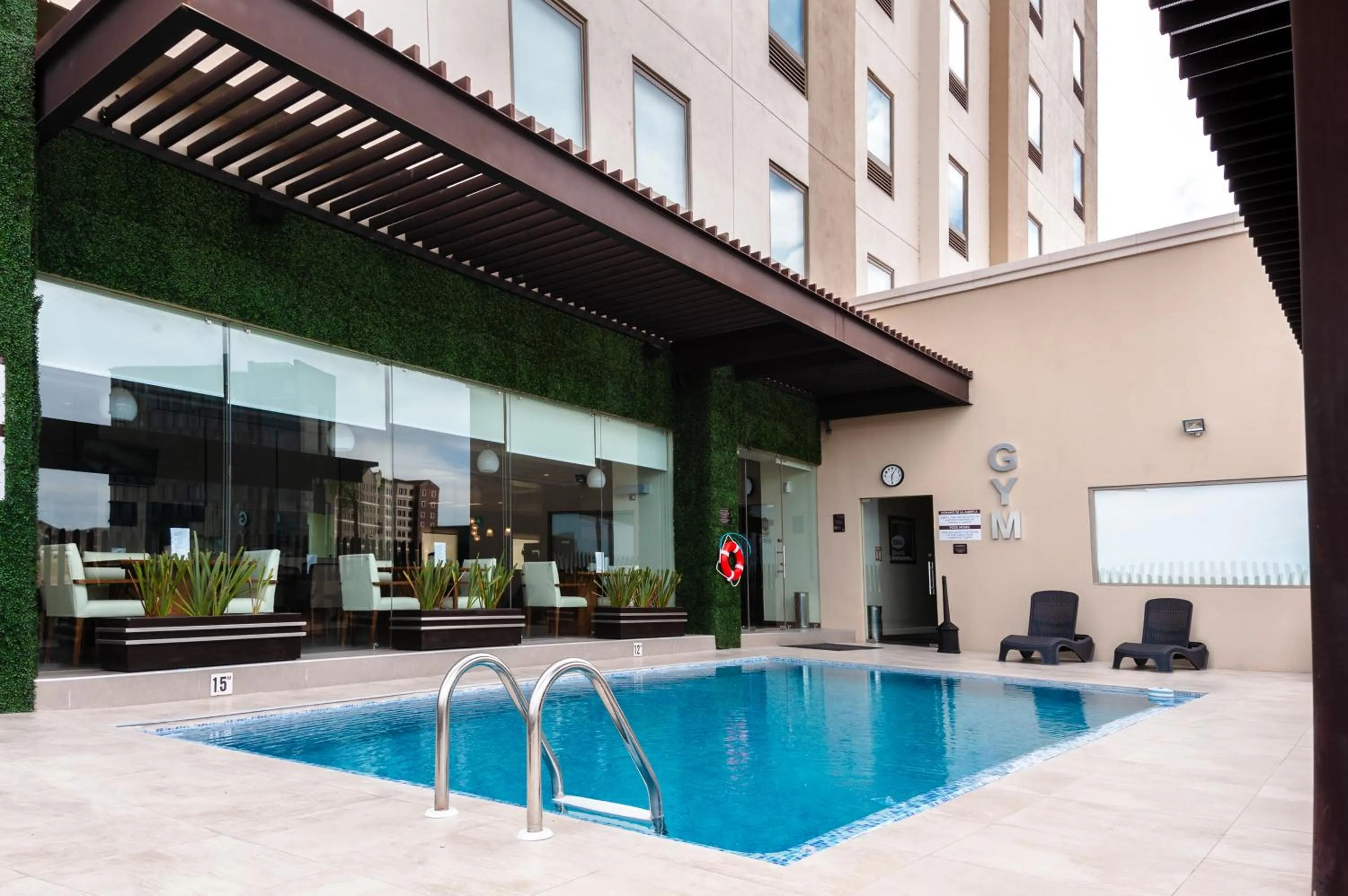 Swimming pool in Best Western Plus Chihuahua Juventud