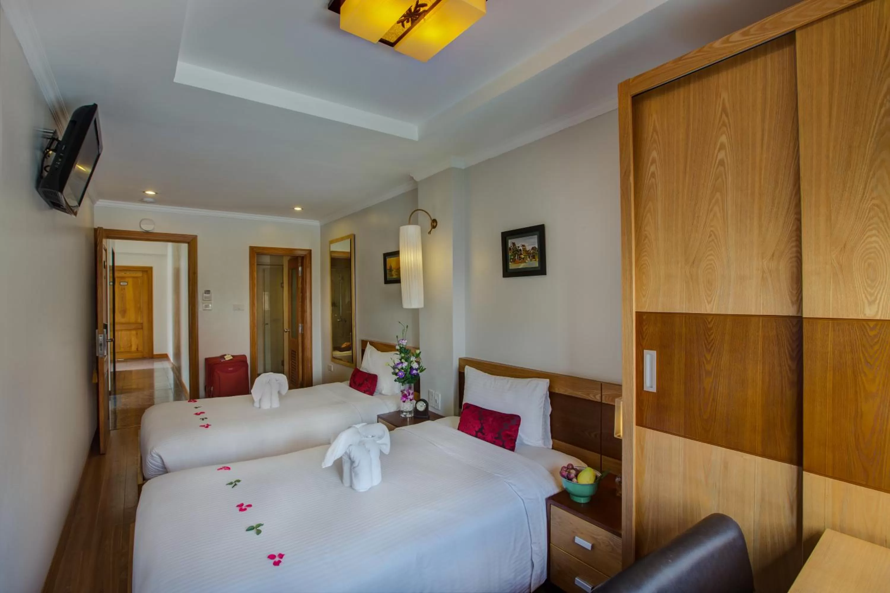 Toilet, Bed in Eliana Ruby Hotel & Travel