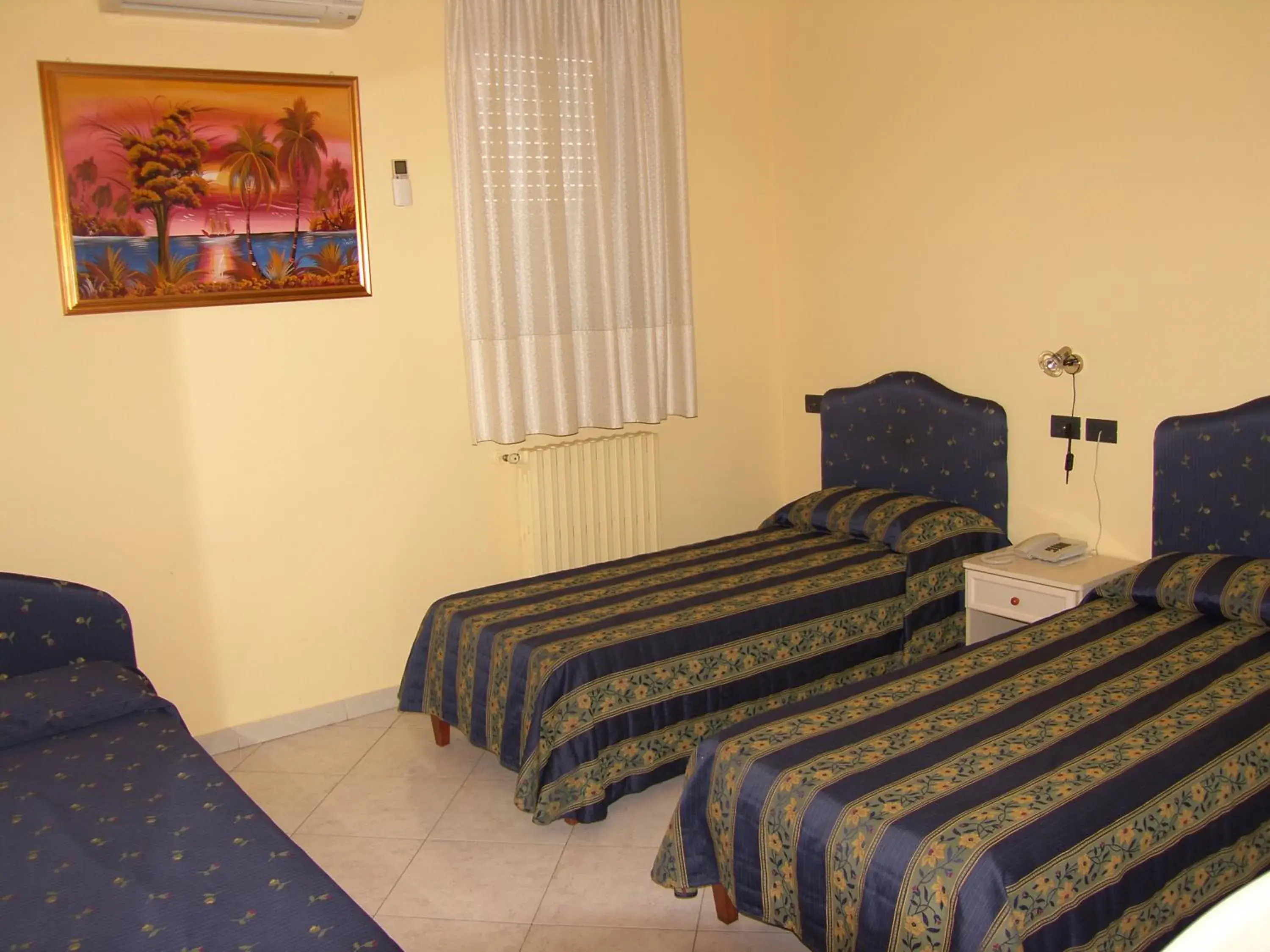 Triple Room in Hotel Genius Triple Room in Hotel Genius