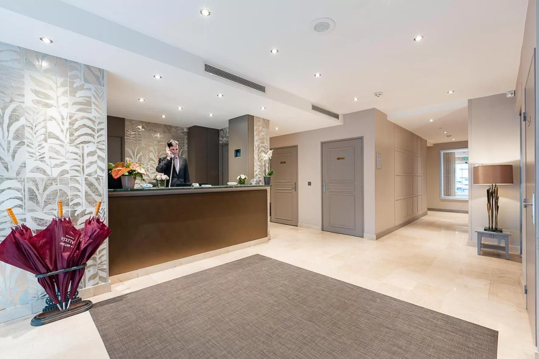 Lobby or reception in Hotel Montbriand Antony - Ancien Alixia