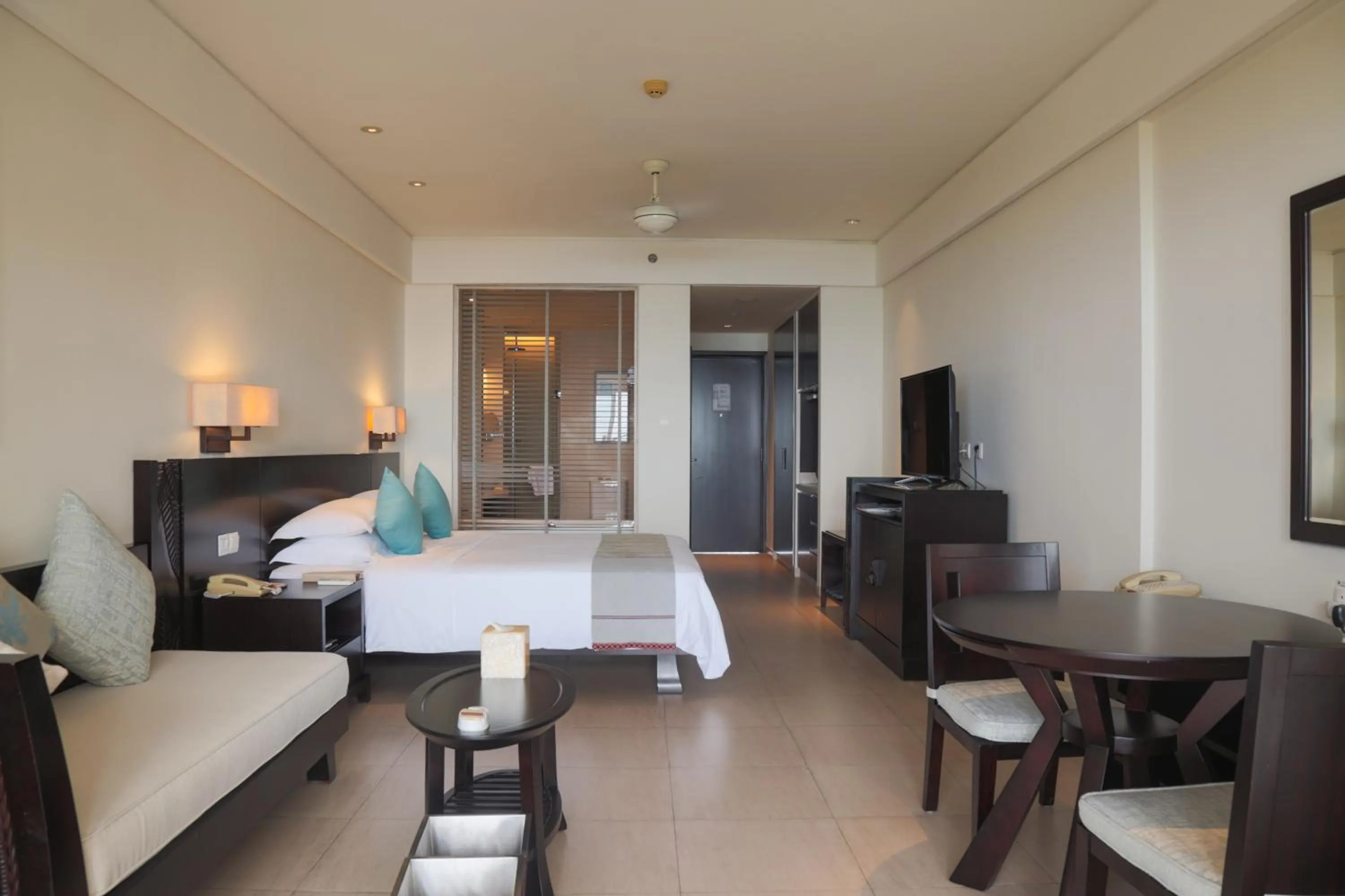 Photo of the whole room, Bed in Howard Johnson Resort Sanya Bay