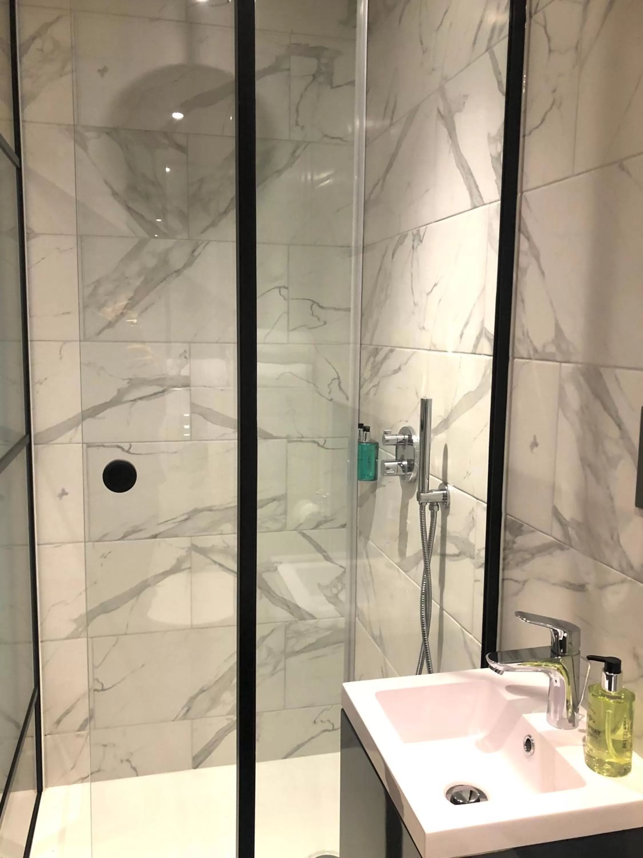 Shower in Euston Square Hotel