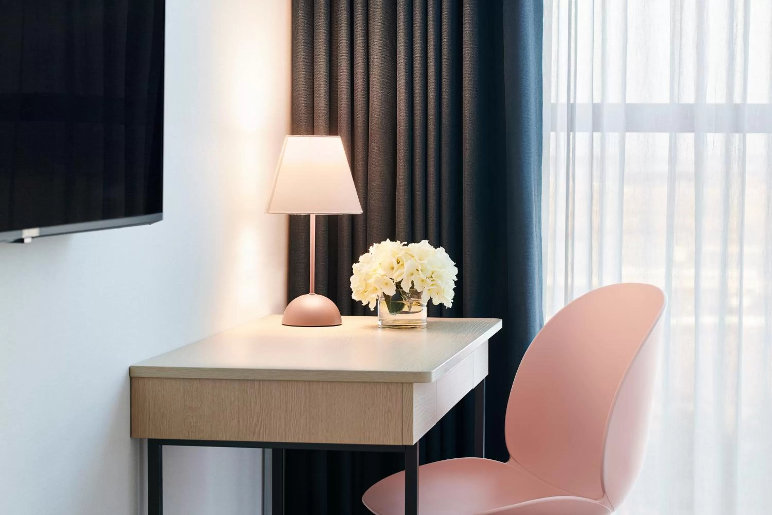 hair dresser in ibis Styles Ambassador Incheon Airport T2