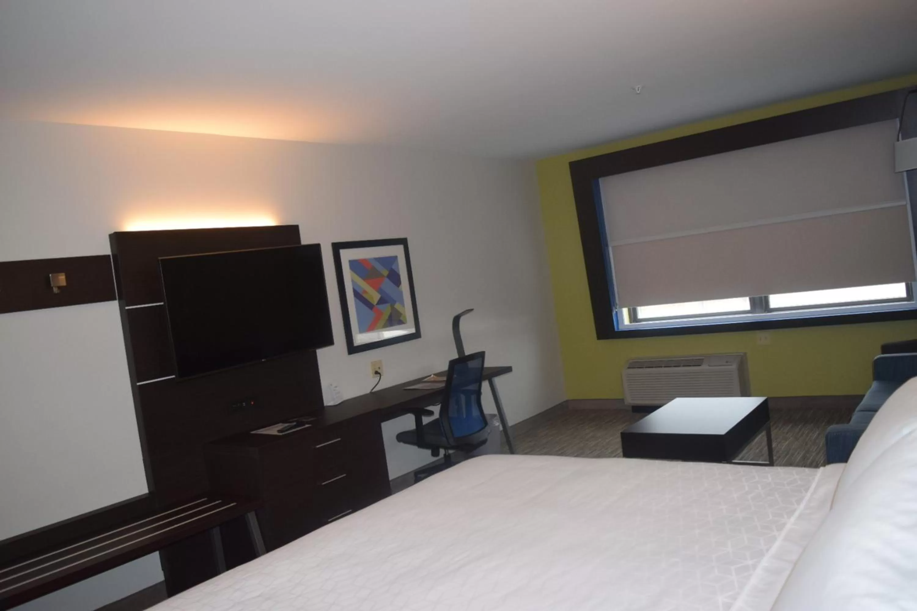 Photo of the whole room, Bed in Holiday Inn Express & Suites - Middletown by IHG
