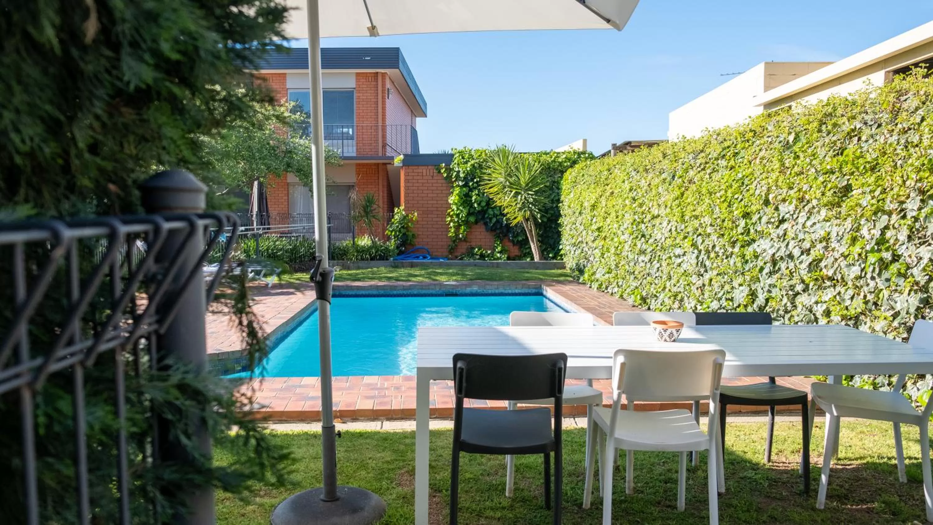 Swimming pool in Parkview Motor Inn and Apartments