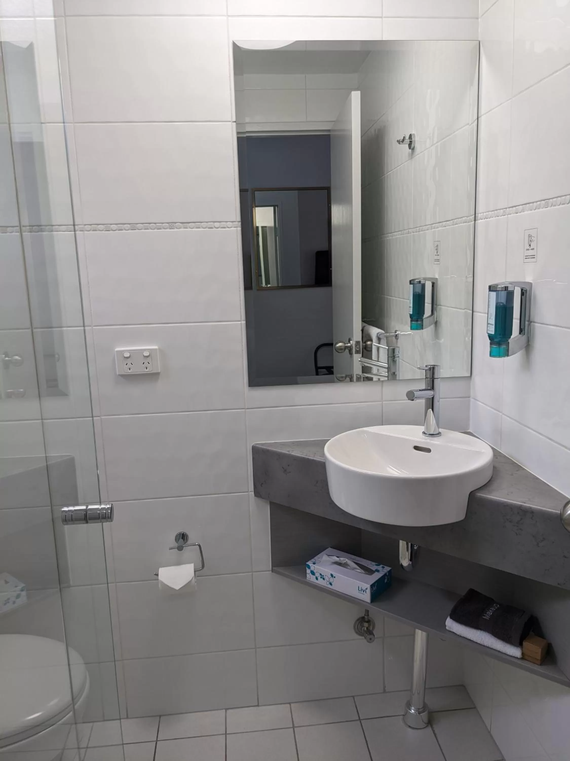 Bathroom in Araluen Motor Lodge