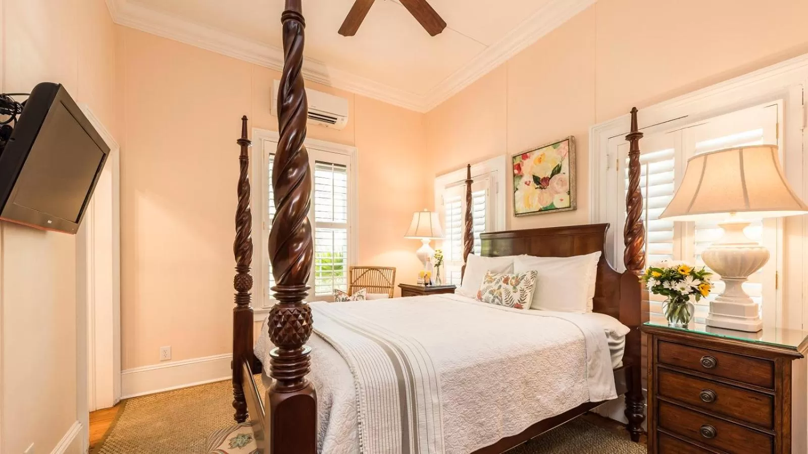 Photo of the whole room, Bed in Old Town Manor