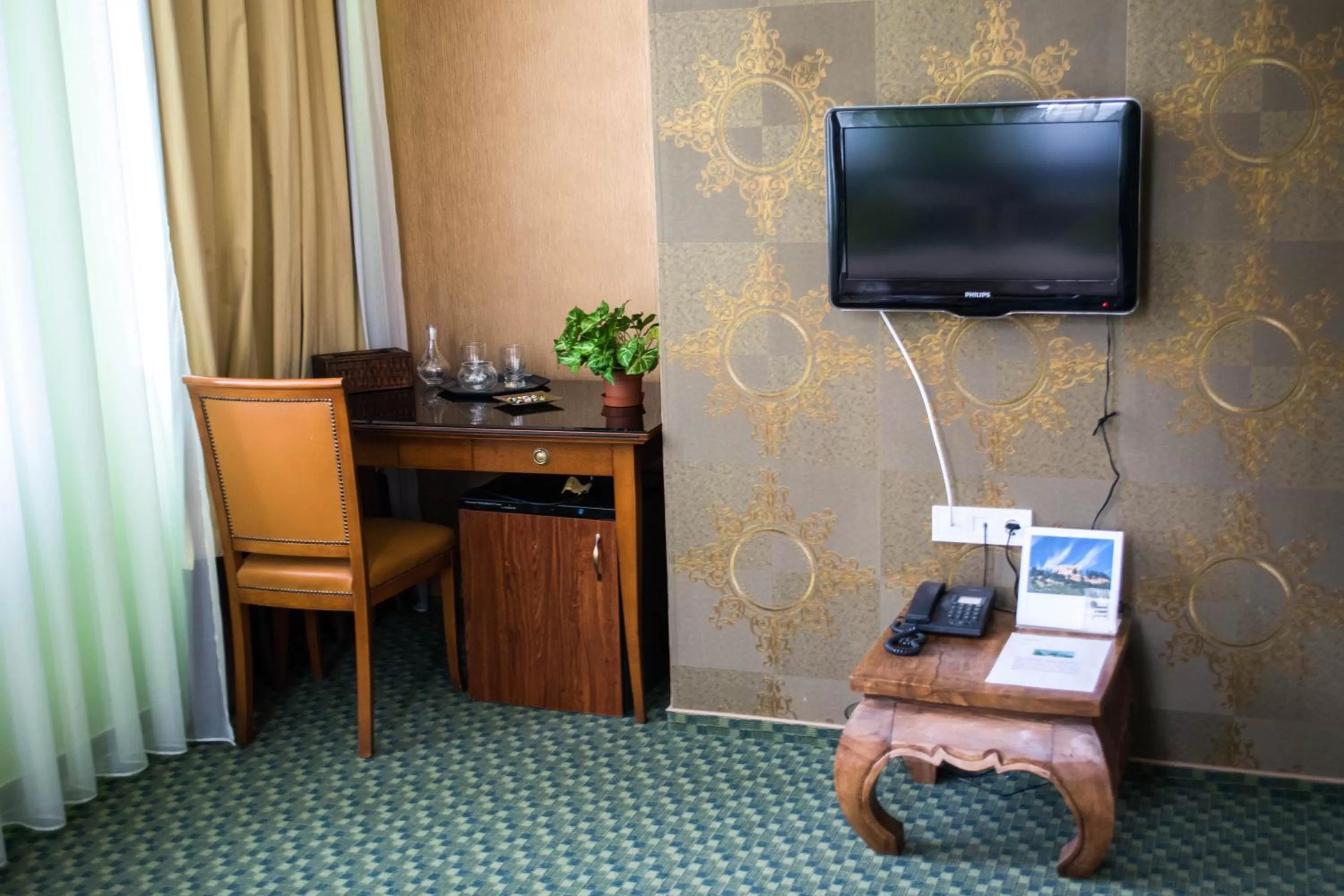 Bedroom, TV/Entertainment Center in Petra Hotel