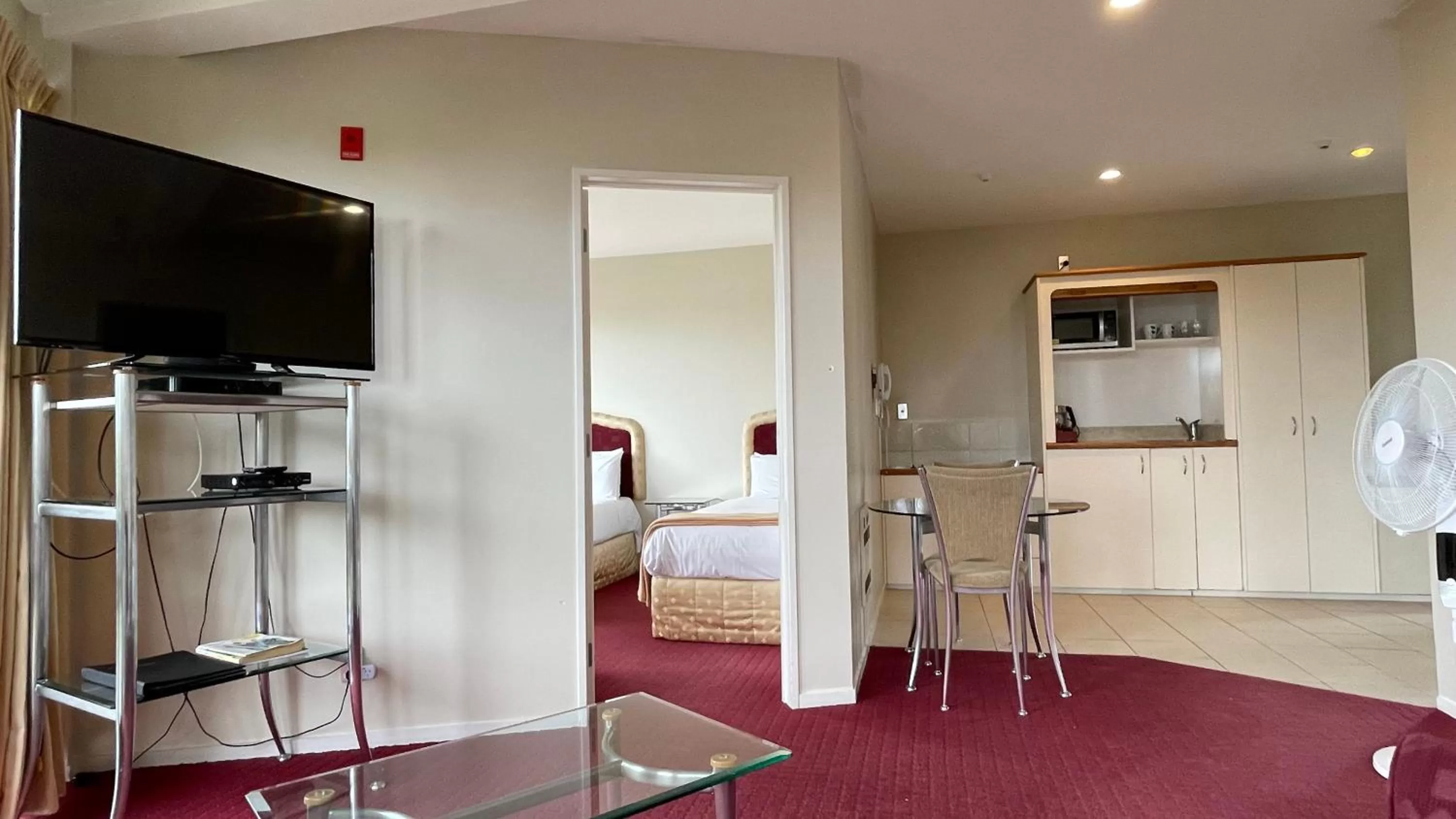 Communal lounge/ TV room, Bed in Chantillys Motor Lodge