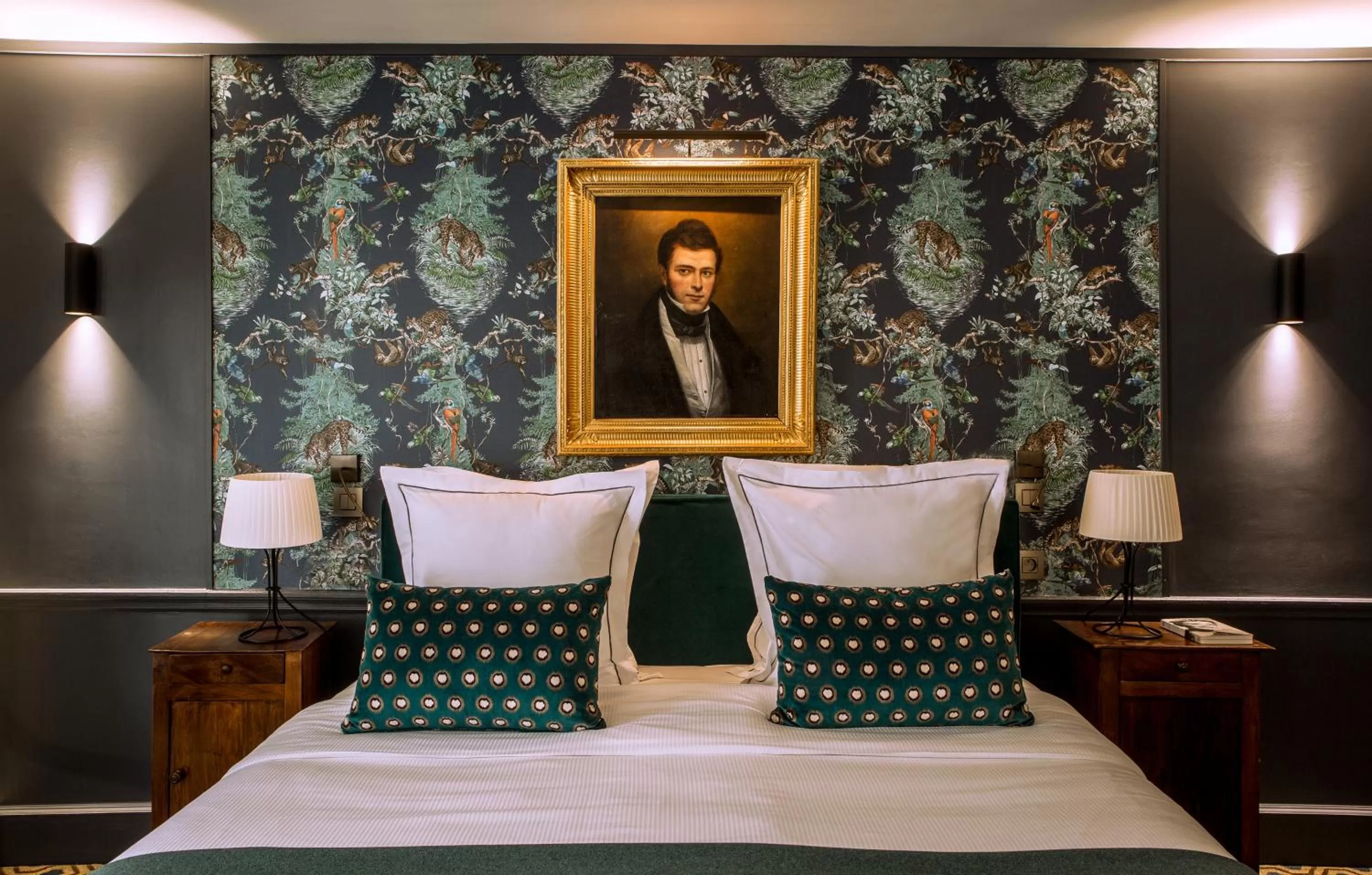 Decorative detail, Bed in Hôtel Mansart - Esprit de France