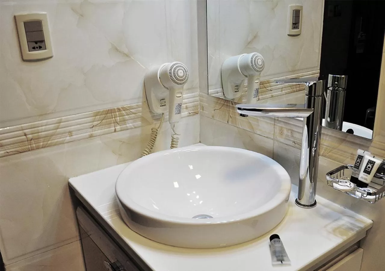 Toilet in Qantu Hotel