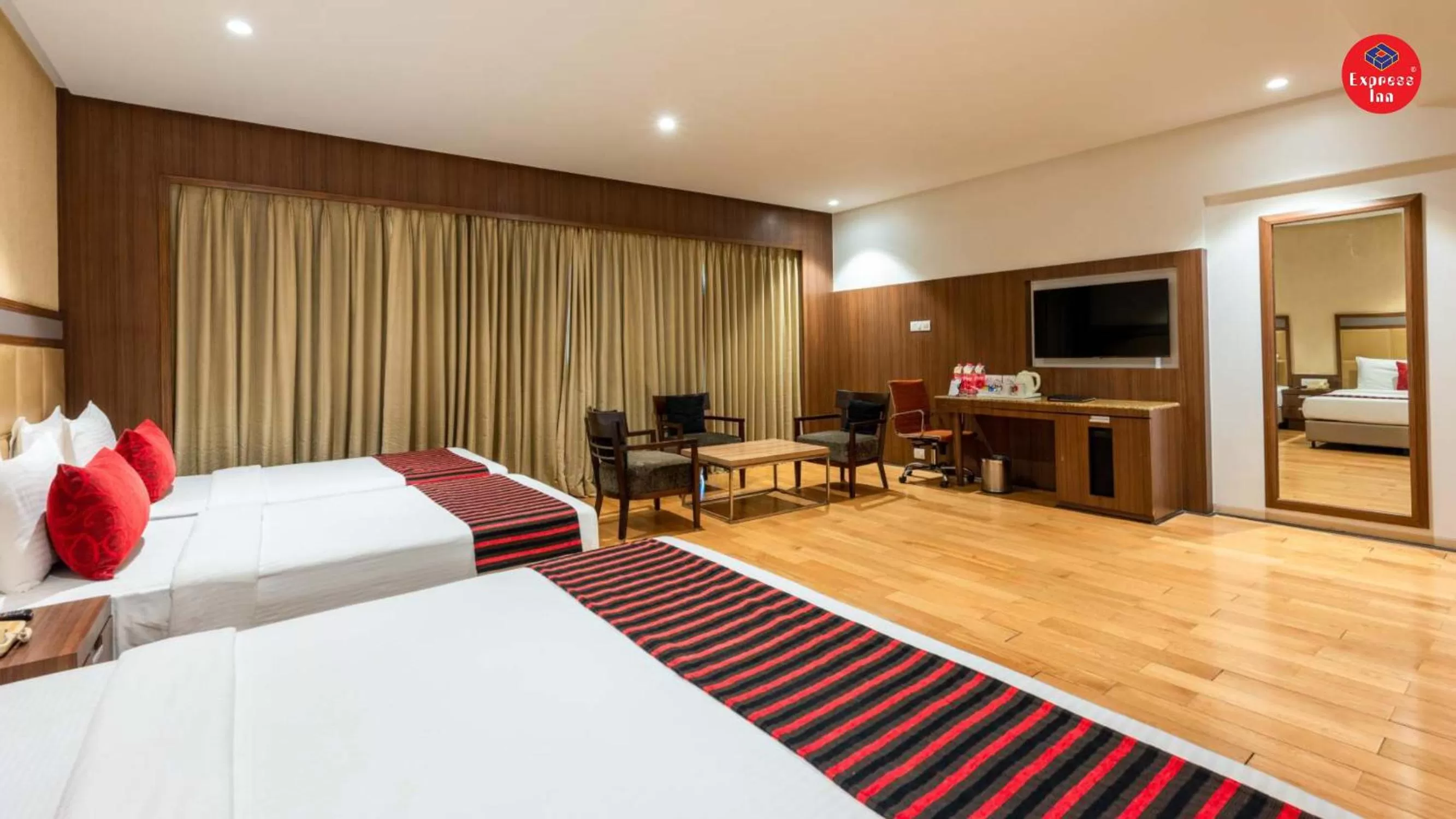 Communal lounge/ TV room, Bed in Express Inn The Business Luxury Hotel