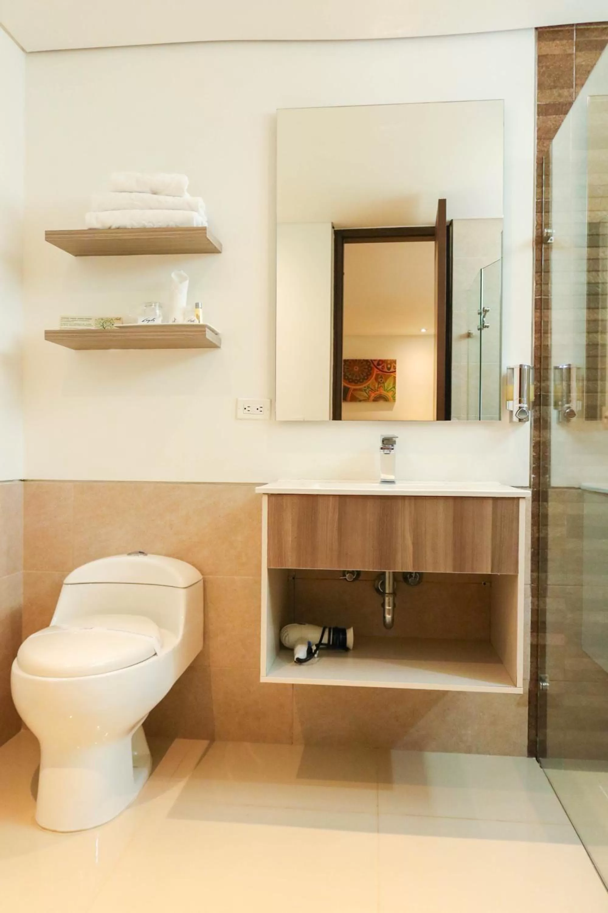 Shower in Hotel Loyds