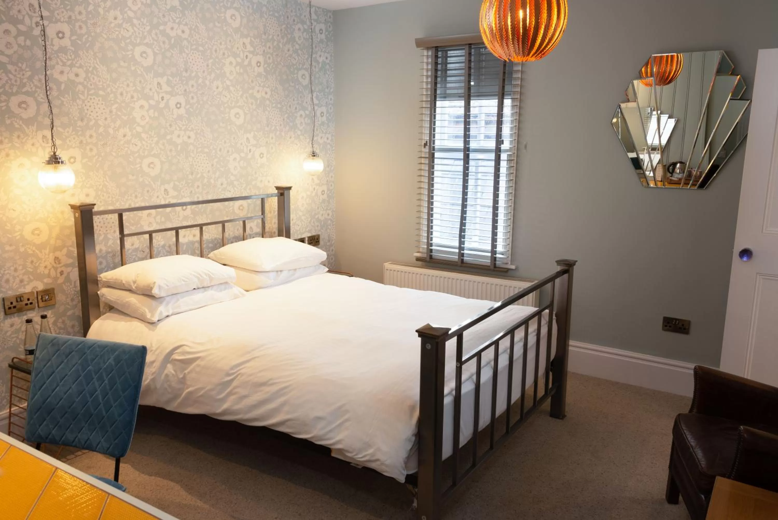 Bedroom, Bed in Crown Hotel