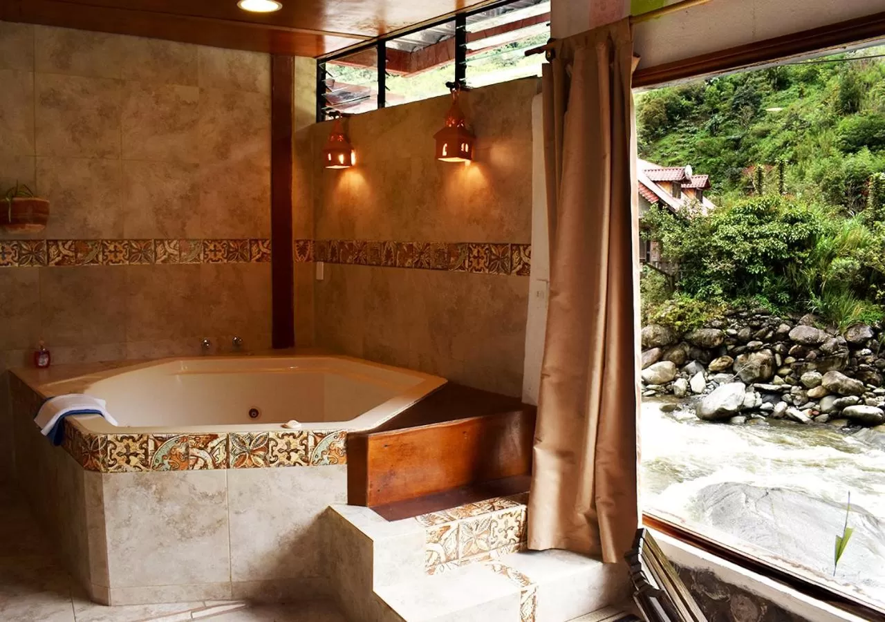 Hot Tub in Spa Hosteria Miramelindo