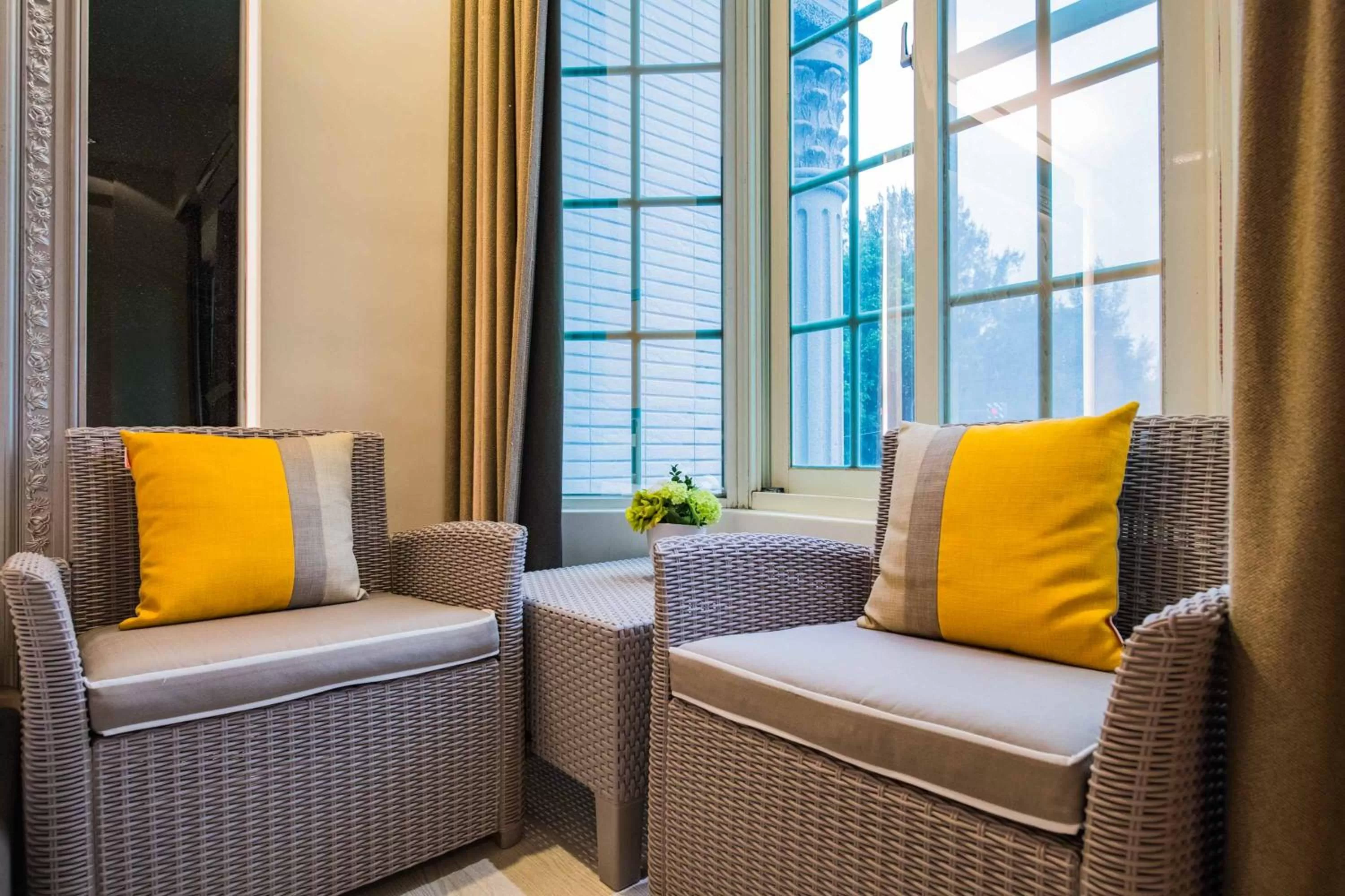 Seating Area in Pisces06