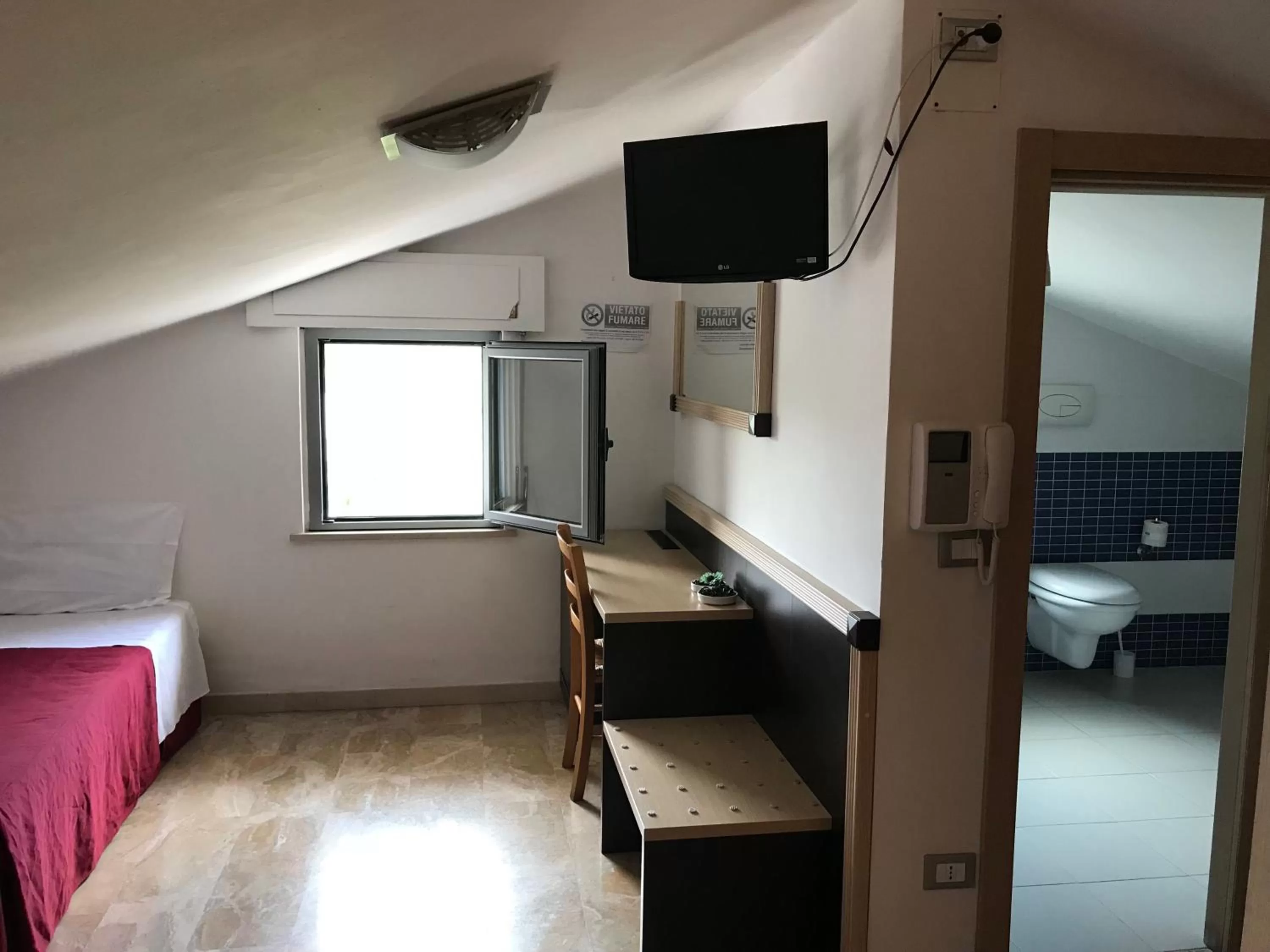 Toilet, Bed in Rosso Di Sera