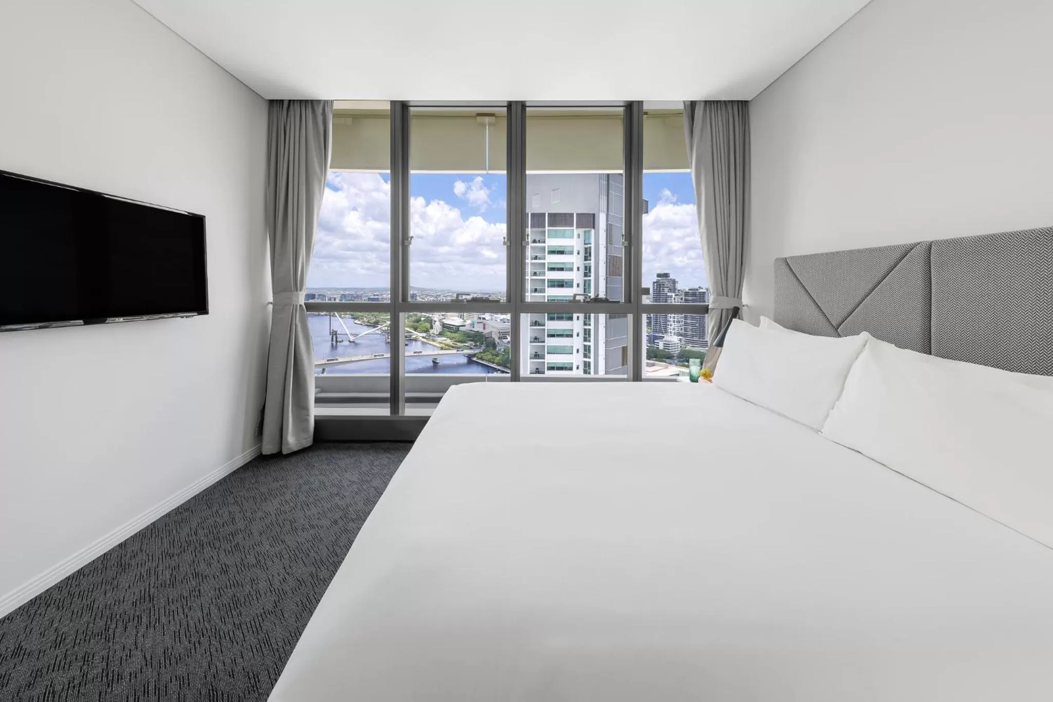 TV and multimedia, Bed in Meriton Suites Herschel Street, Brisbane