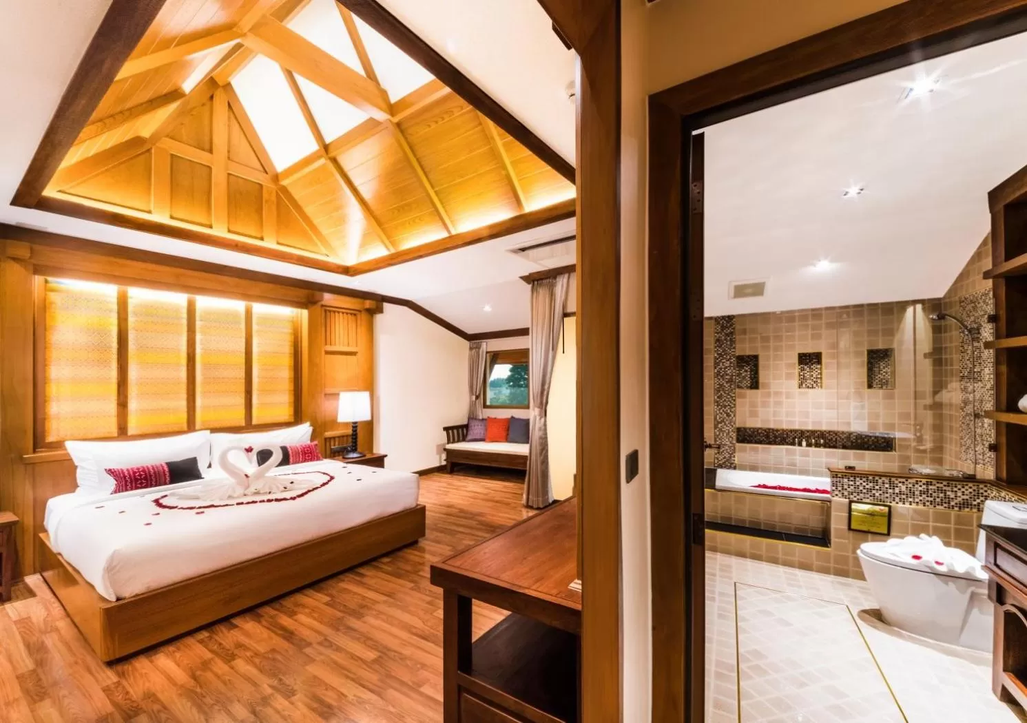 Photo of the whole room, Bed in Phra Singh Village