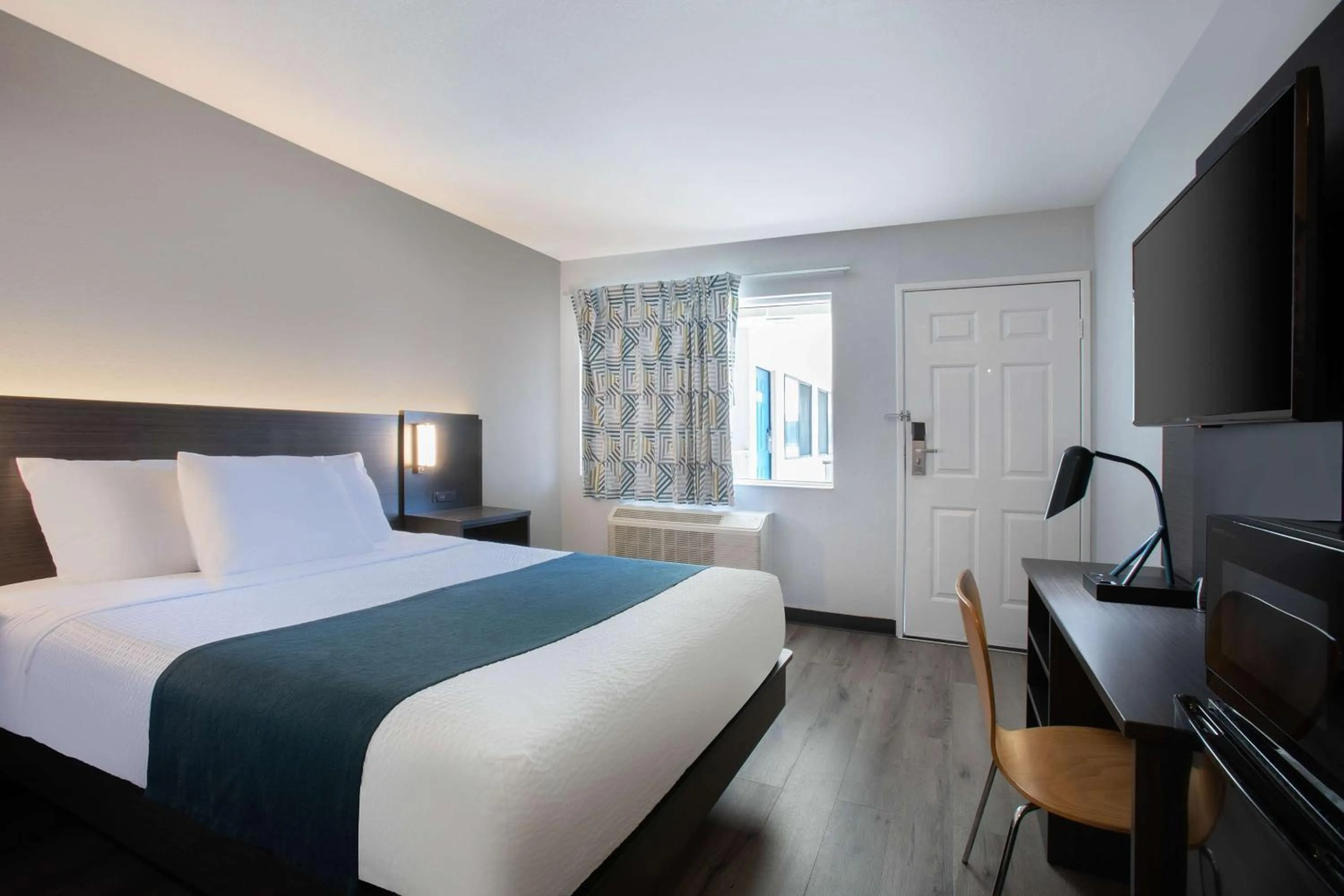 Photo of the whole room, Bed in Motel 6-Woodland, CA Sacramento Airport