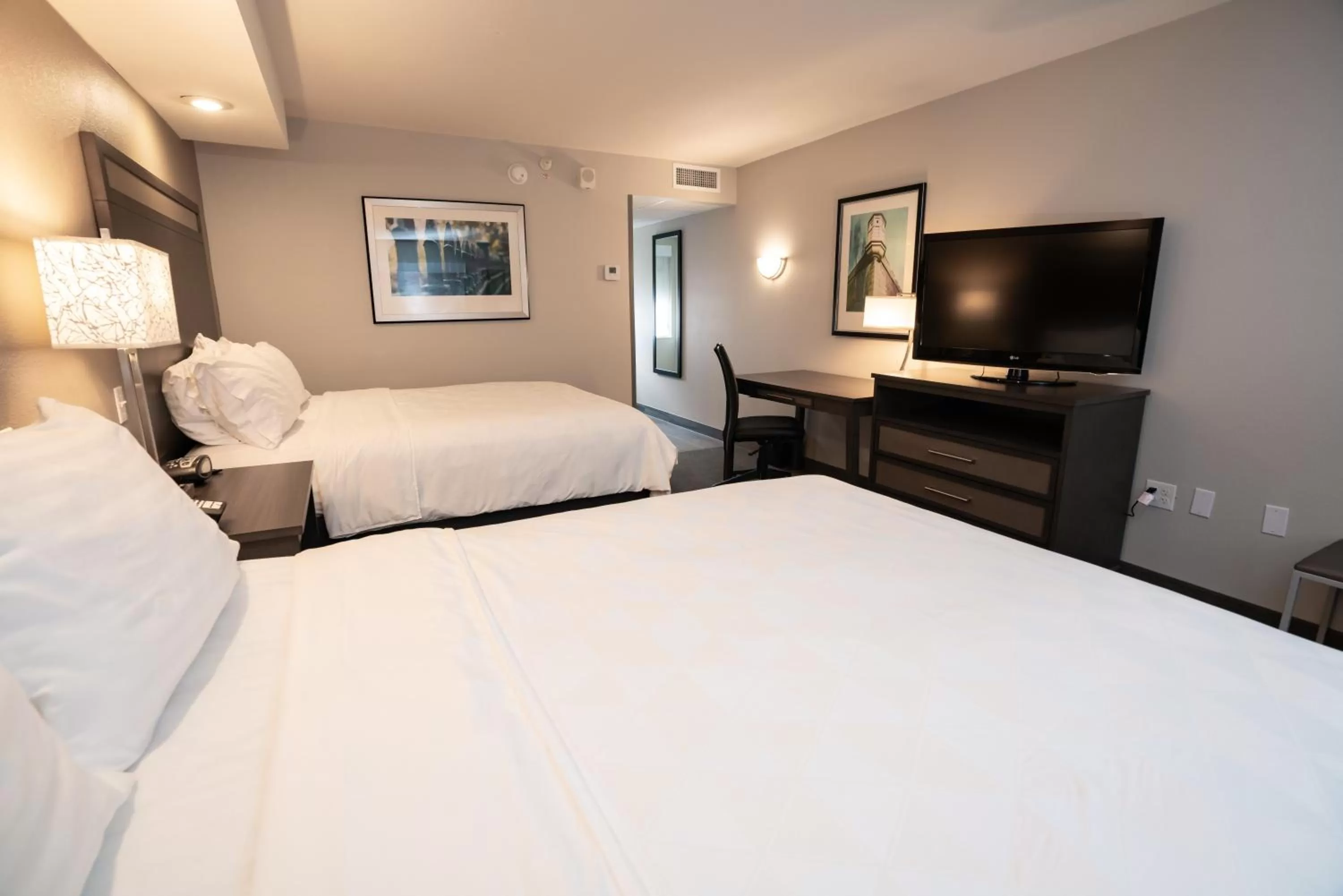 Photo of the whole room, Bed in Holiday Inn Kearney by IHG