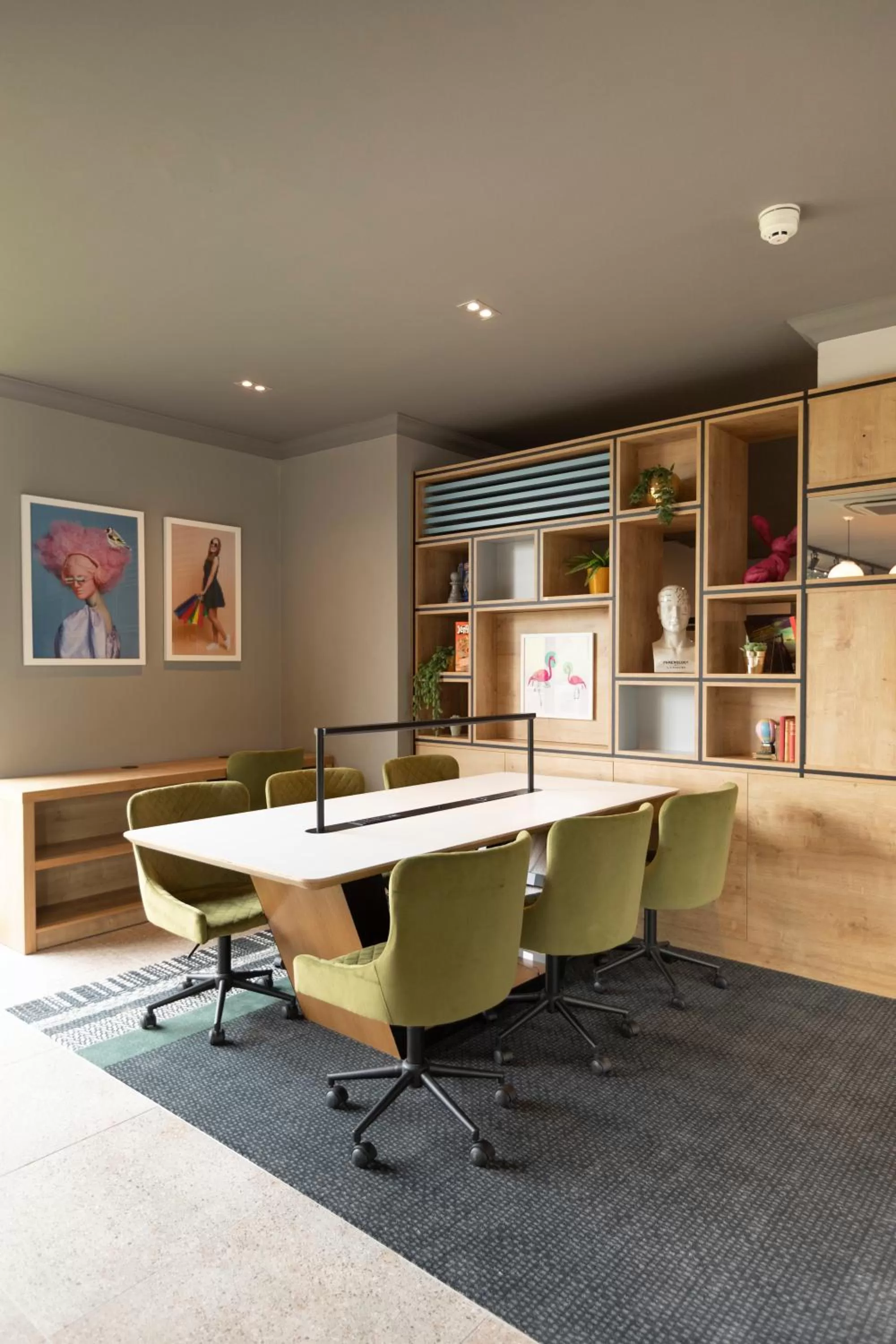 Lounge or bar in Holiday Inn Basildon by IHG