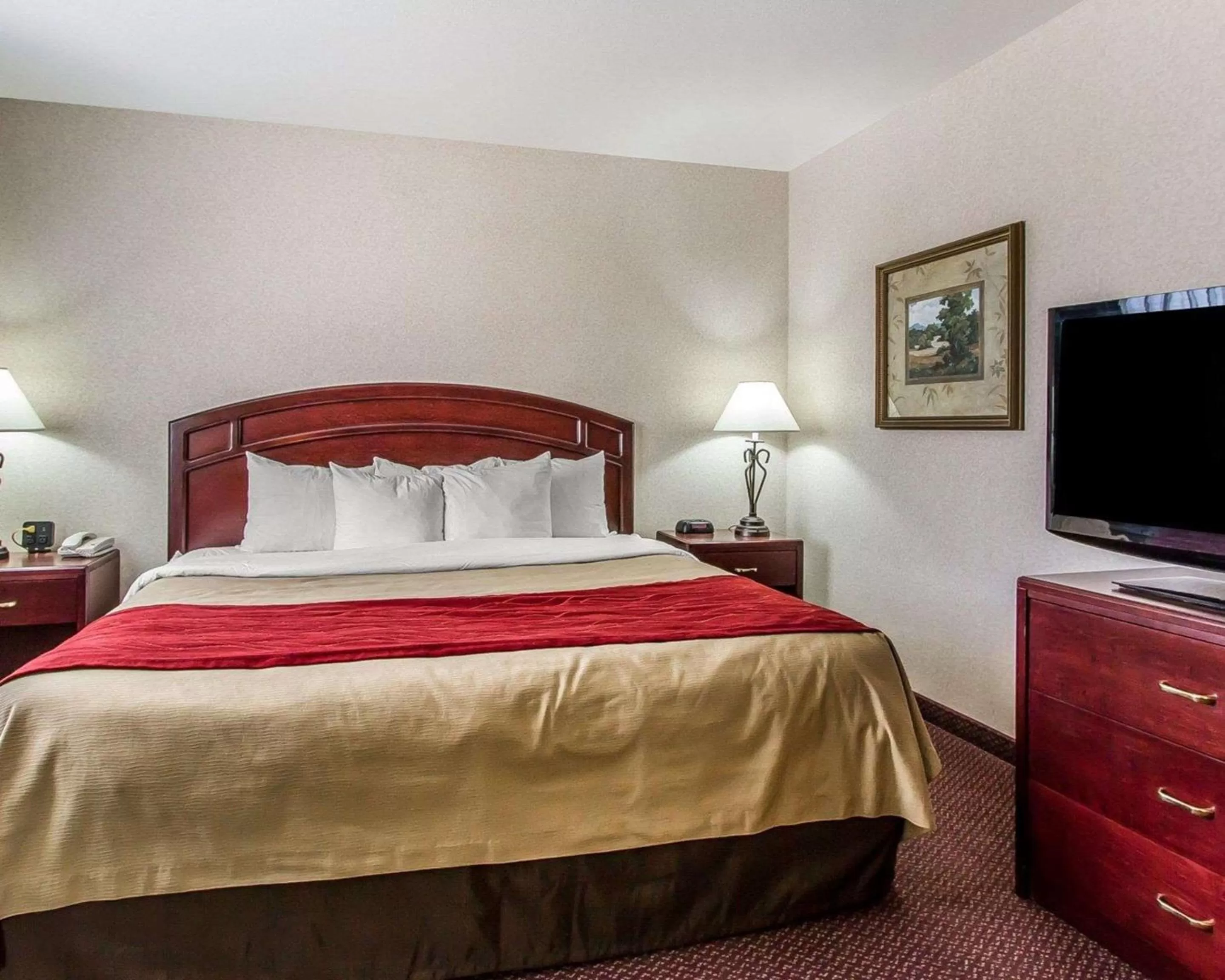 Photo of the whole room, Bed in Quality Inn & Suites Fort Madison near Hwy 61