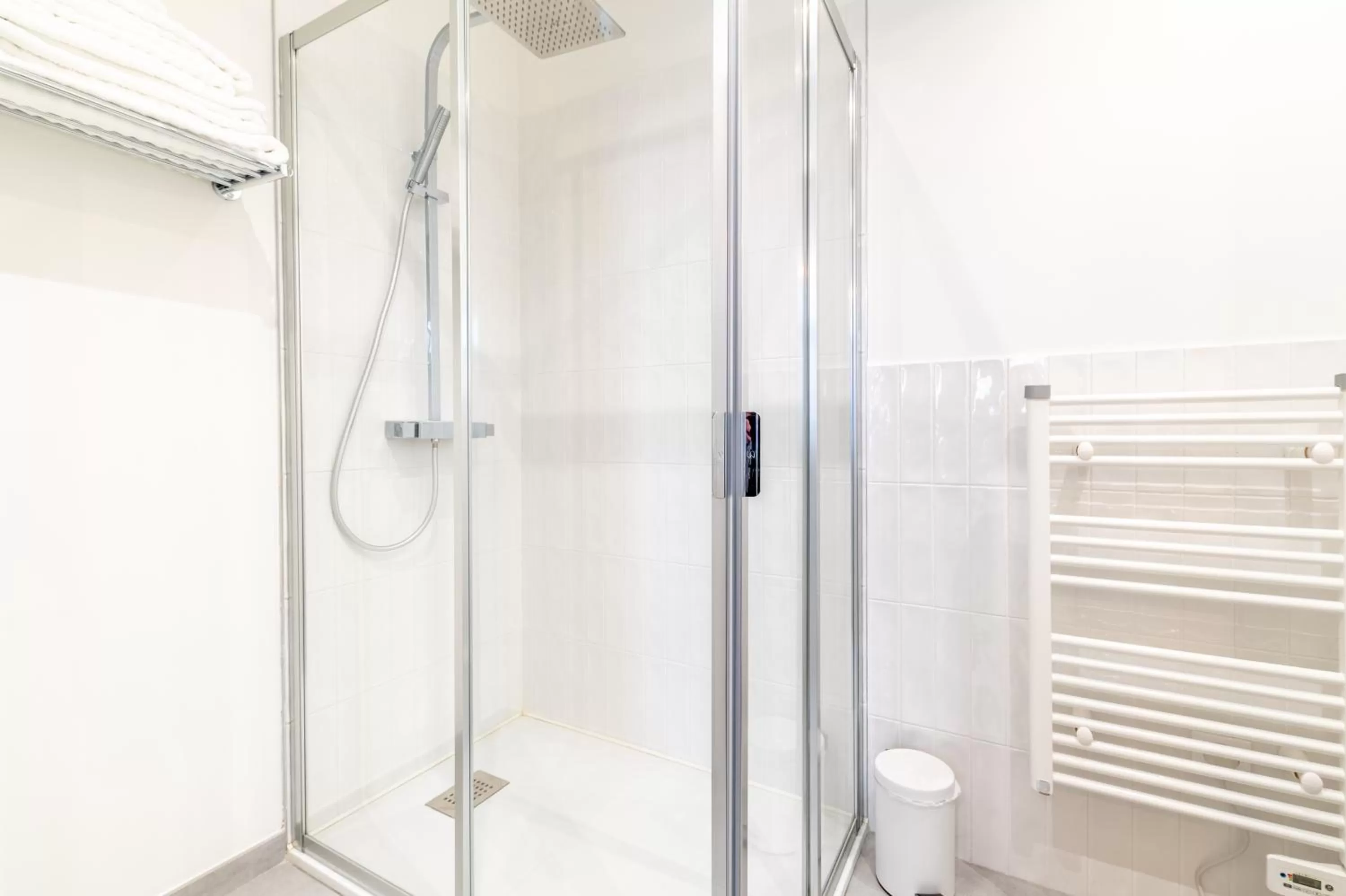 Shower in Hôtel Échappée en Baie - Parking privé gratuit dont forfaits bornes électriques réservable