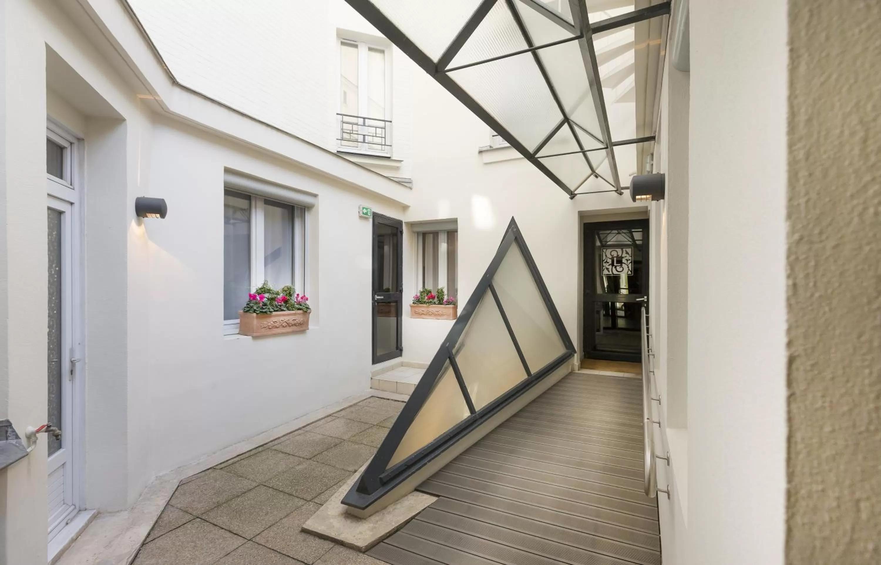 Property building in Libertel Canal Saint Martin